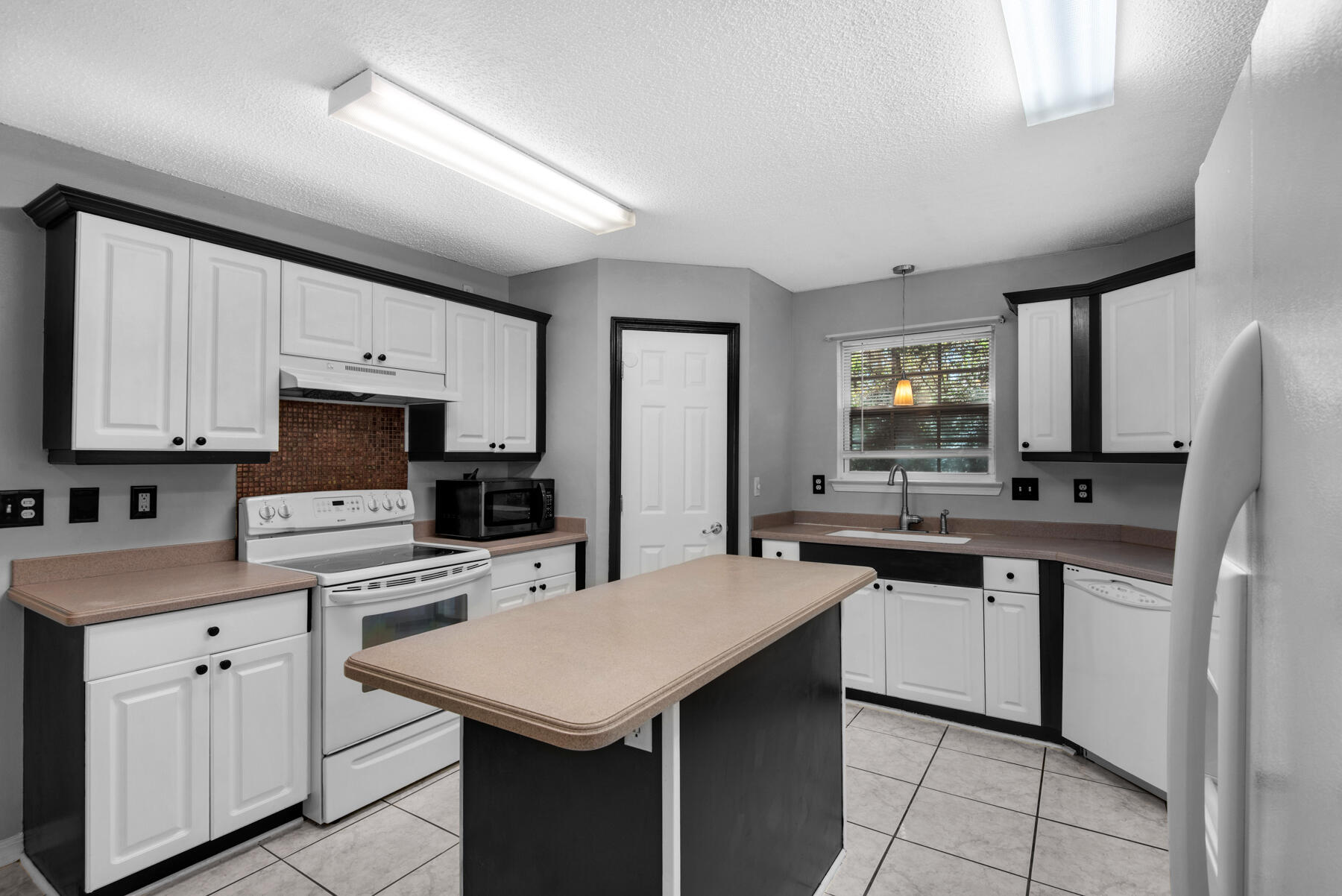 COUNTRYVIEW ESTATES 4TH ADDN PH 4 - Residential Lease