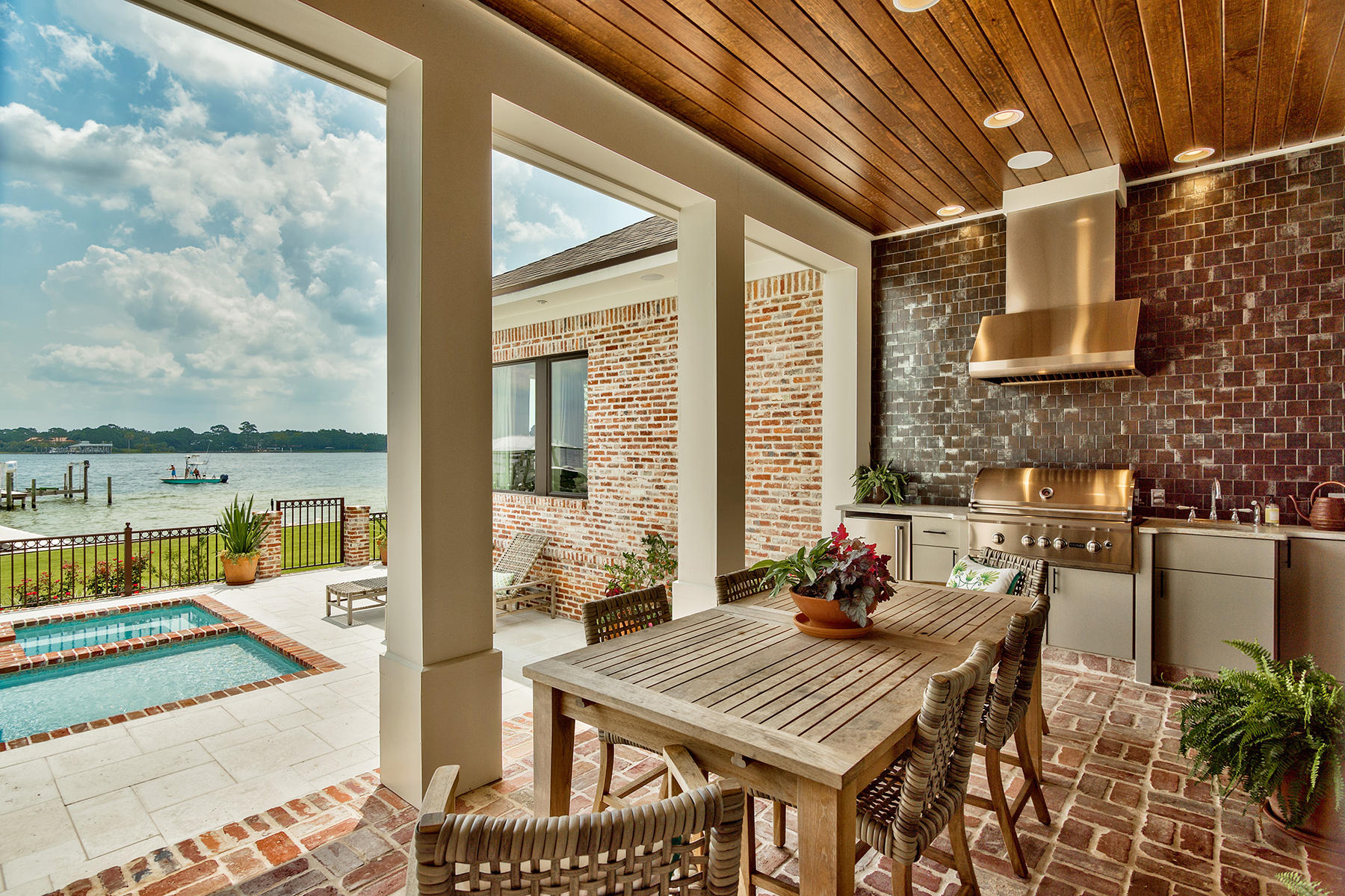 PEACOCKS POINT - Residential