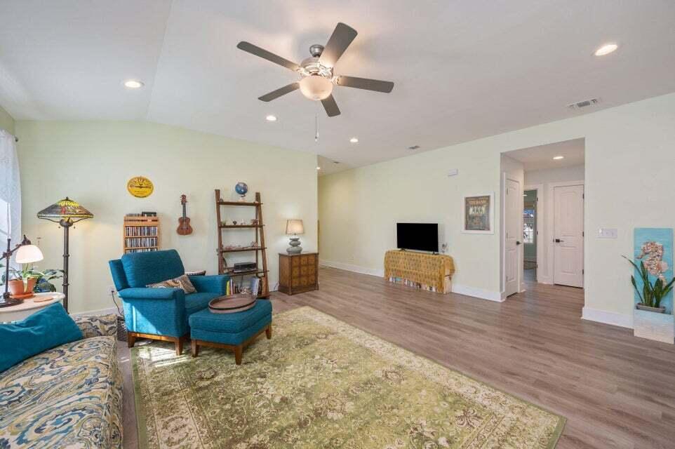 CRESCENT SHORES - Residential