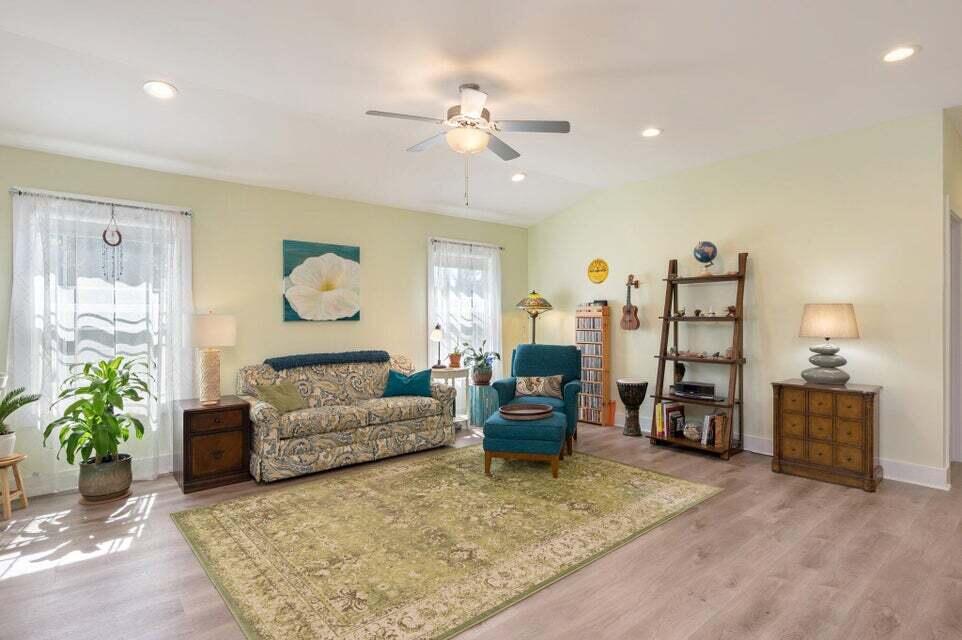 CRESCENT SHORES - Residential