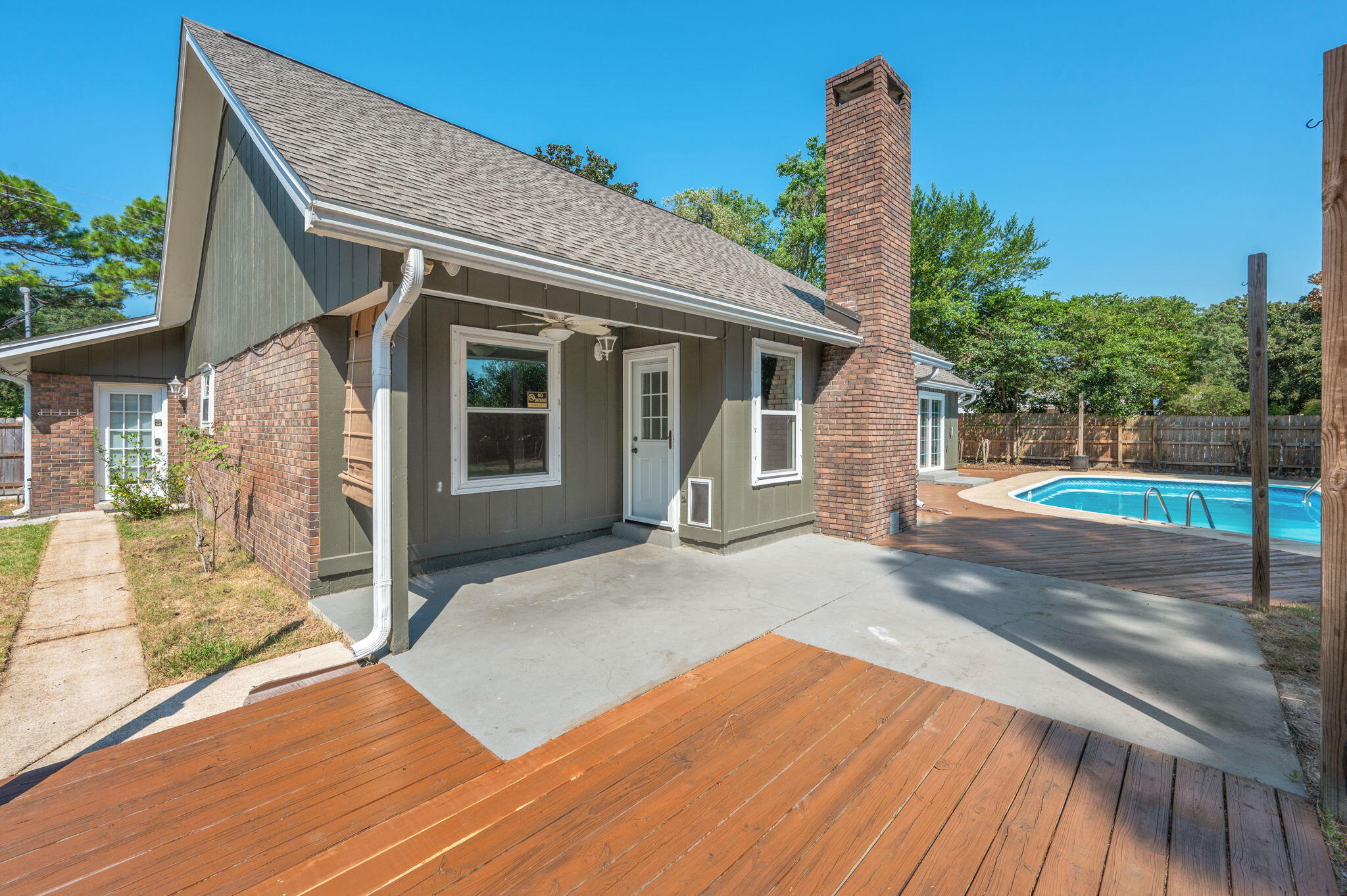 COUNTRY CLUB ESTATES - Residential Lease
