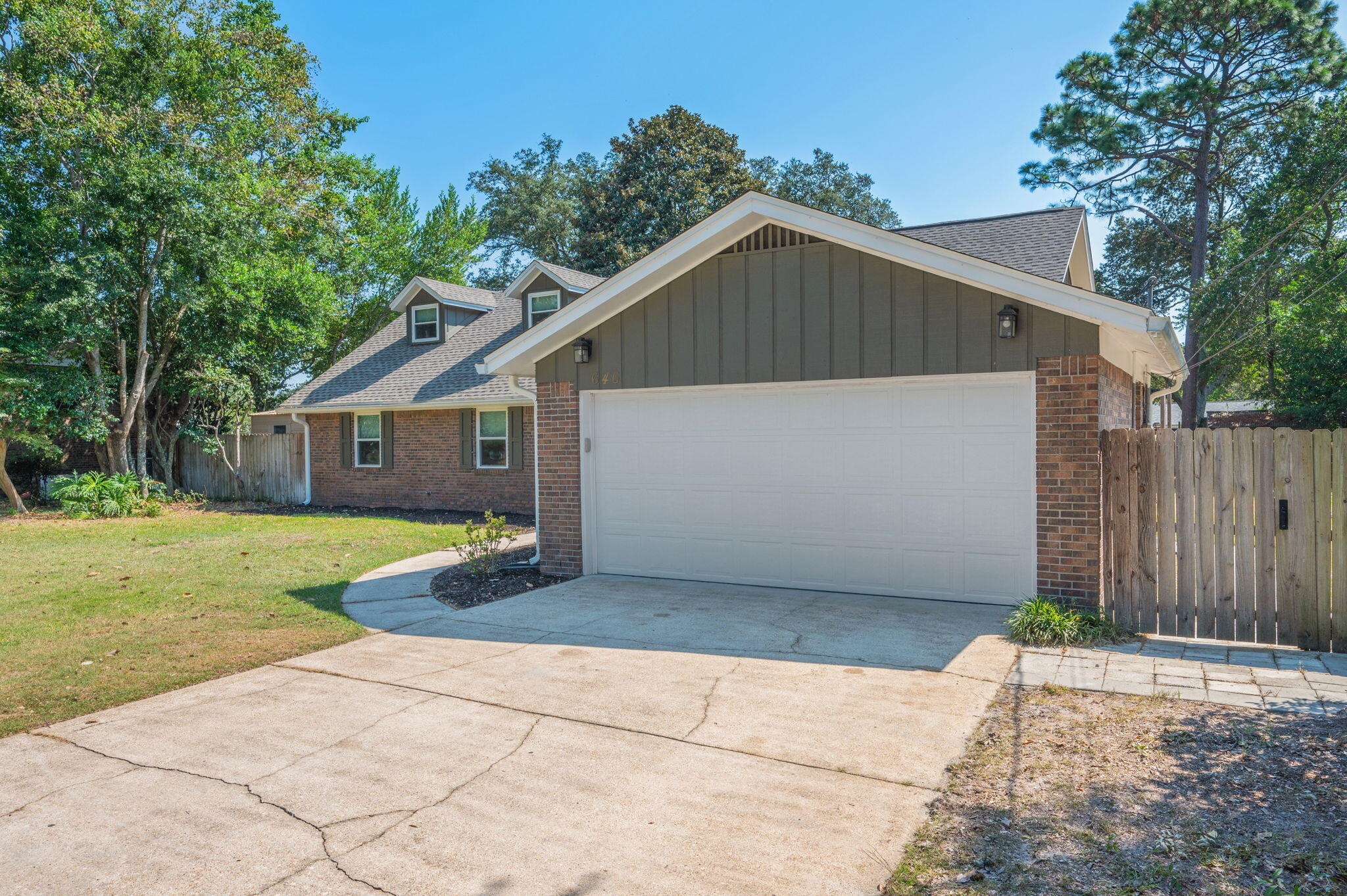 COUNTRY CLUB ESTATES - Residential Lease