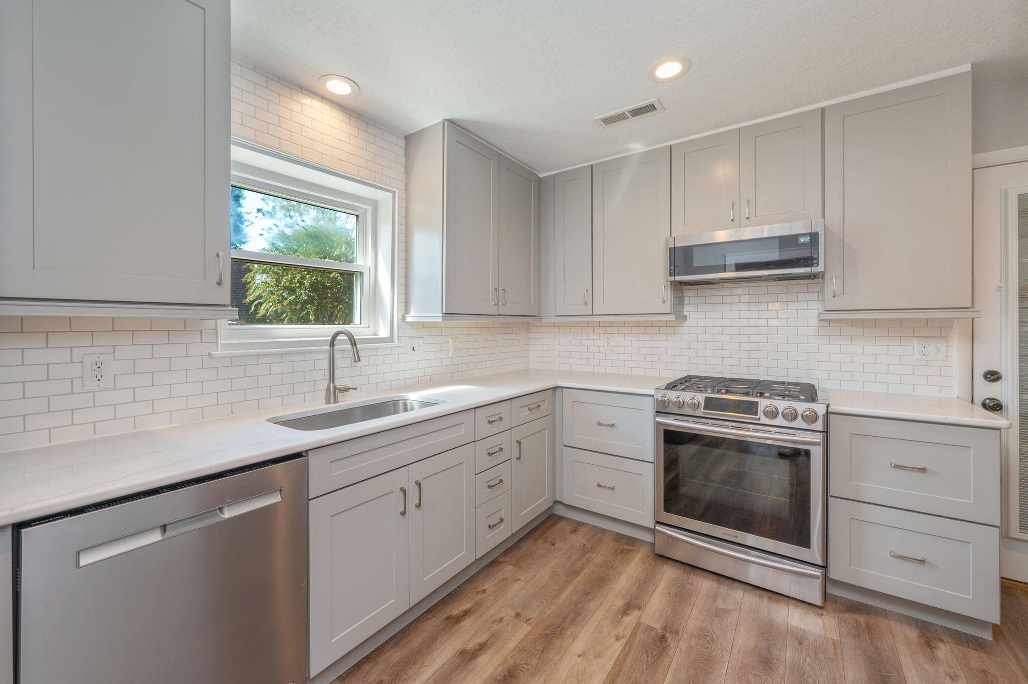 COUNTRY CLUB ESTATES - Residential Lease