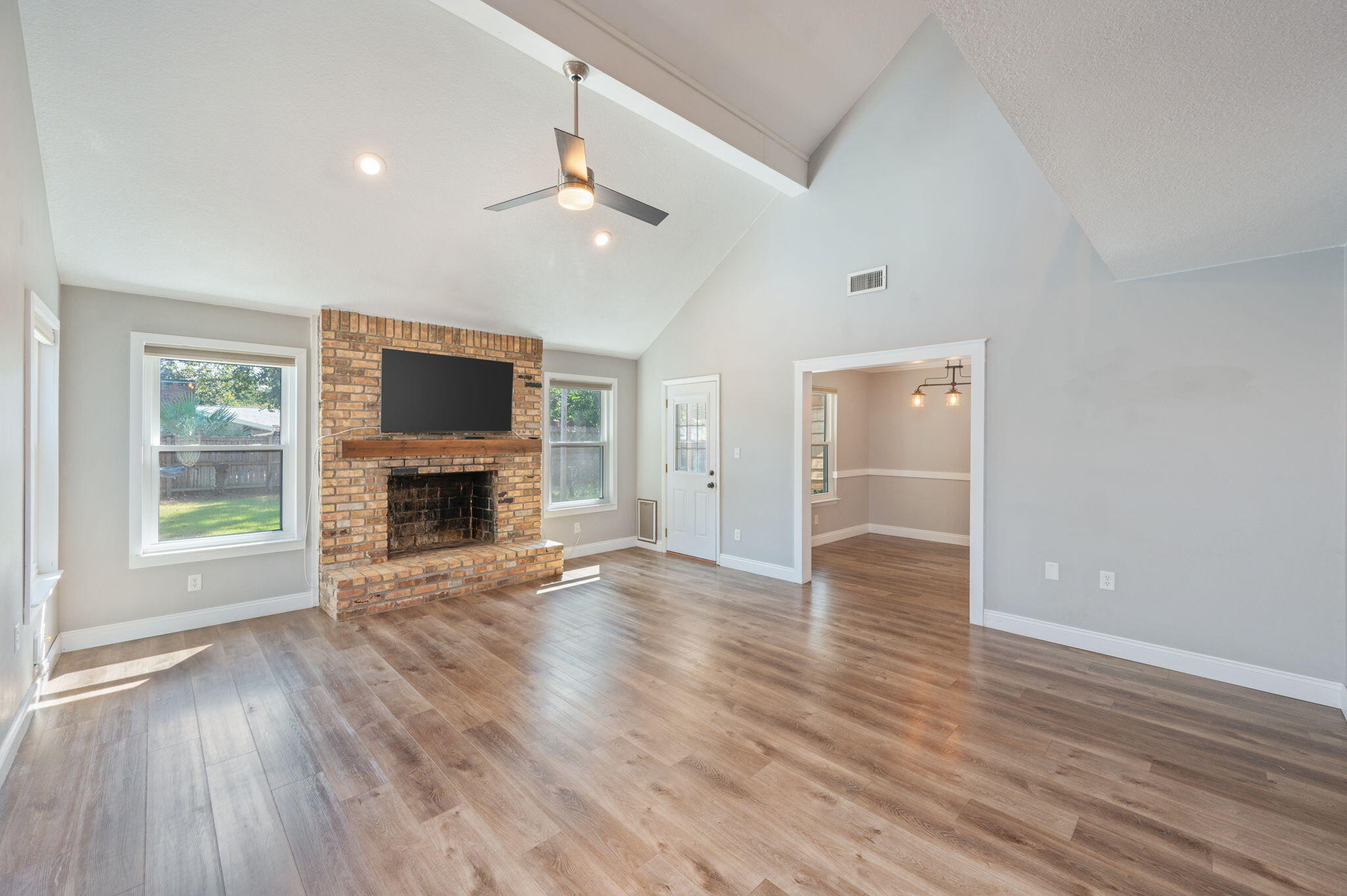 COUNTRY CLUB ESTATES - Residential Lease