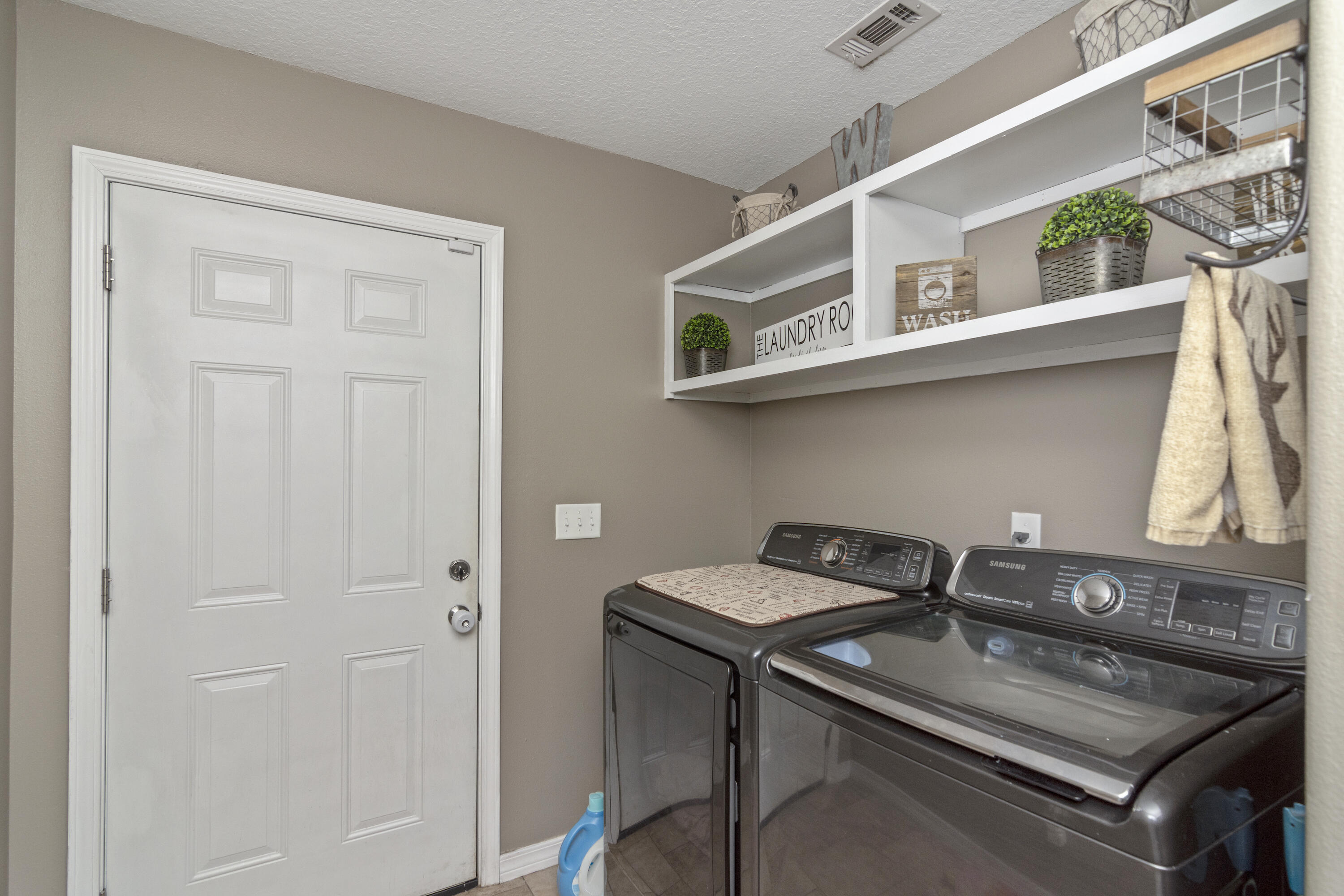 OAKWOOD LAKES ESTATES - Residential