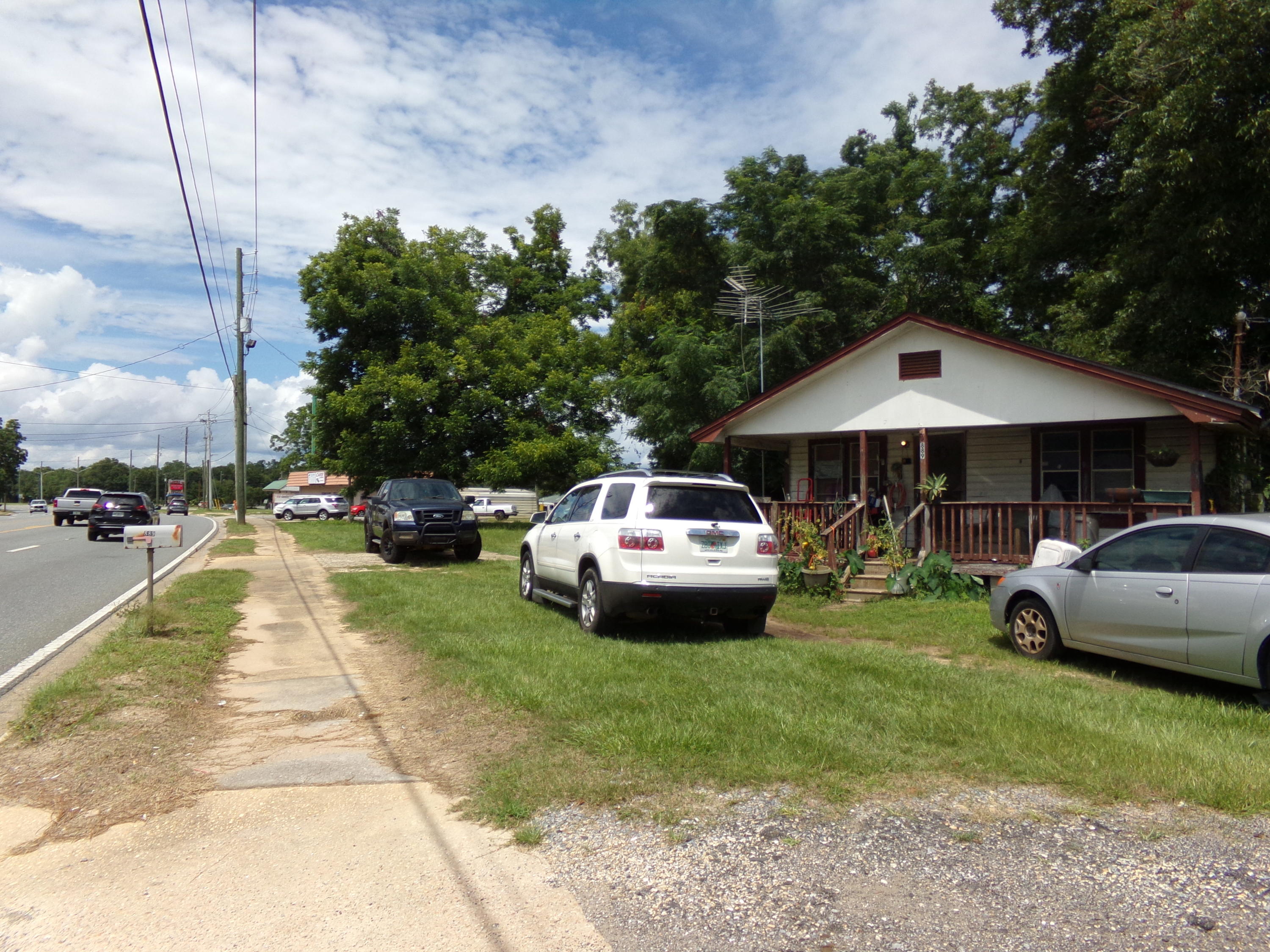 Main image without alt text