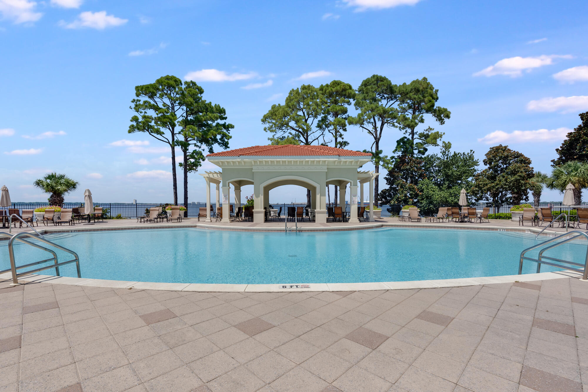 MAGNOLIA BAY CLUB - Residential