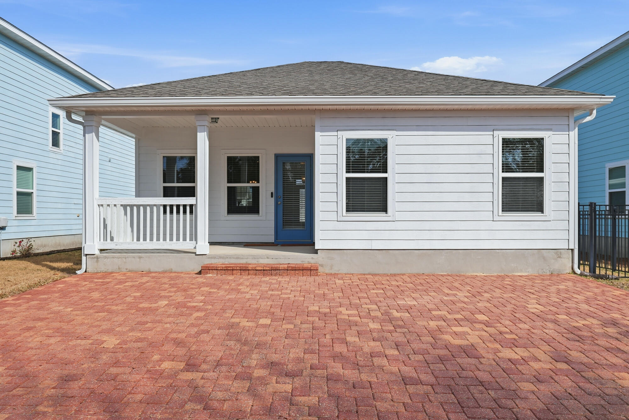 MAGNOLIA BAY CLUB - Residential