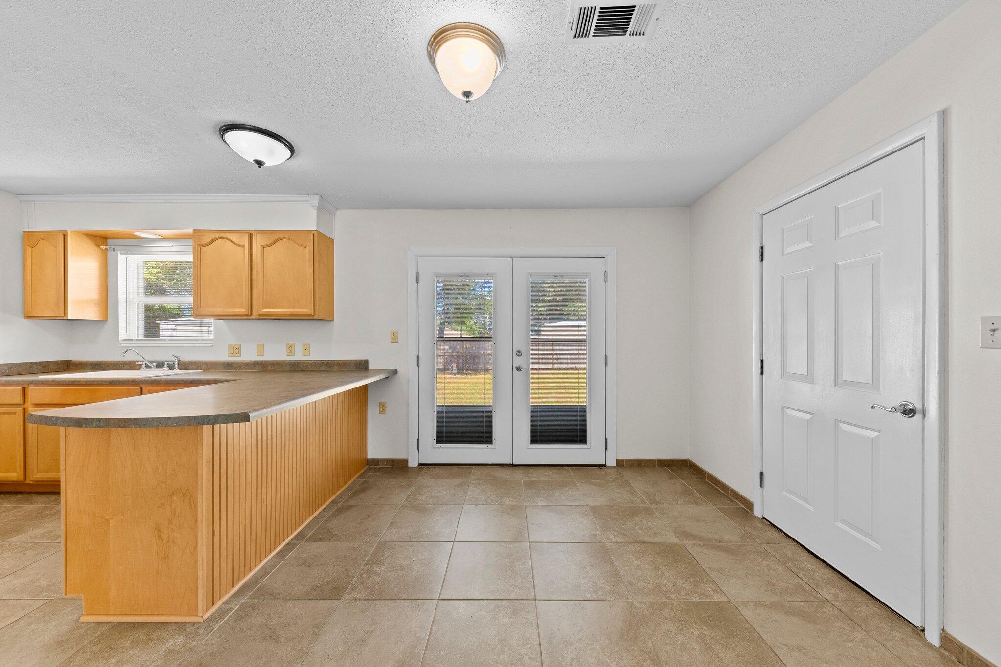 CAROL ANNE MANOR LOT 5 BLK D - Residential Lease