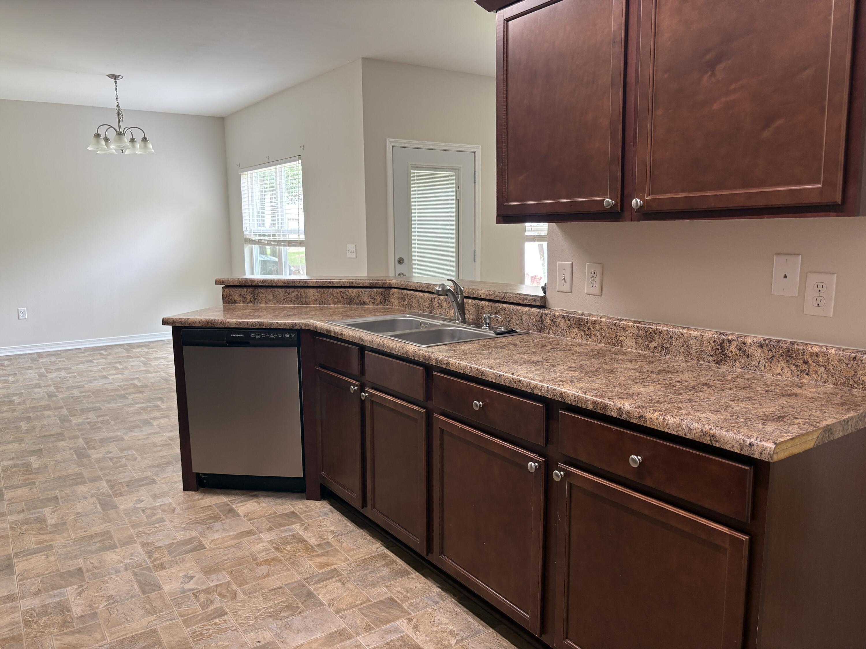 HERITAGE MANOR - Residential Lease