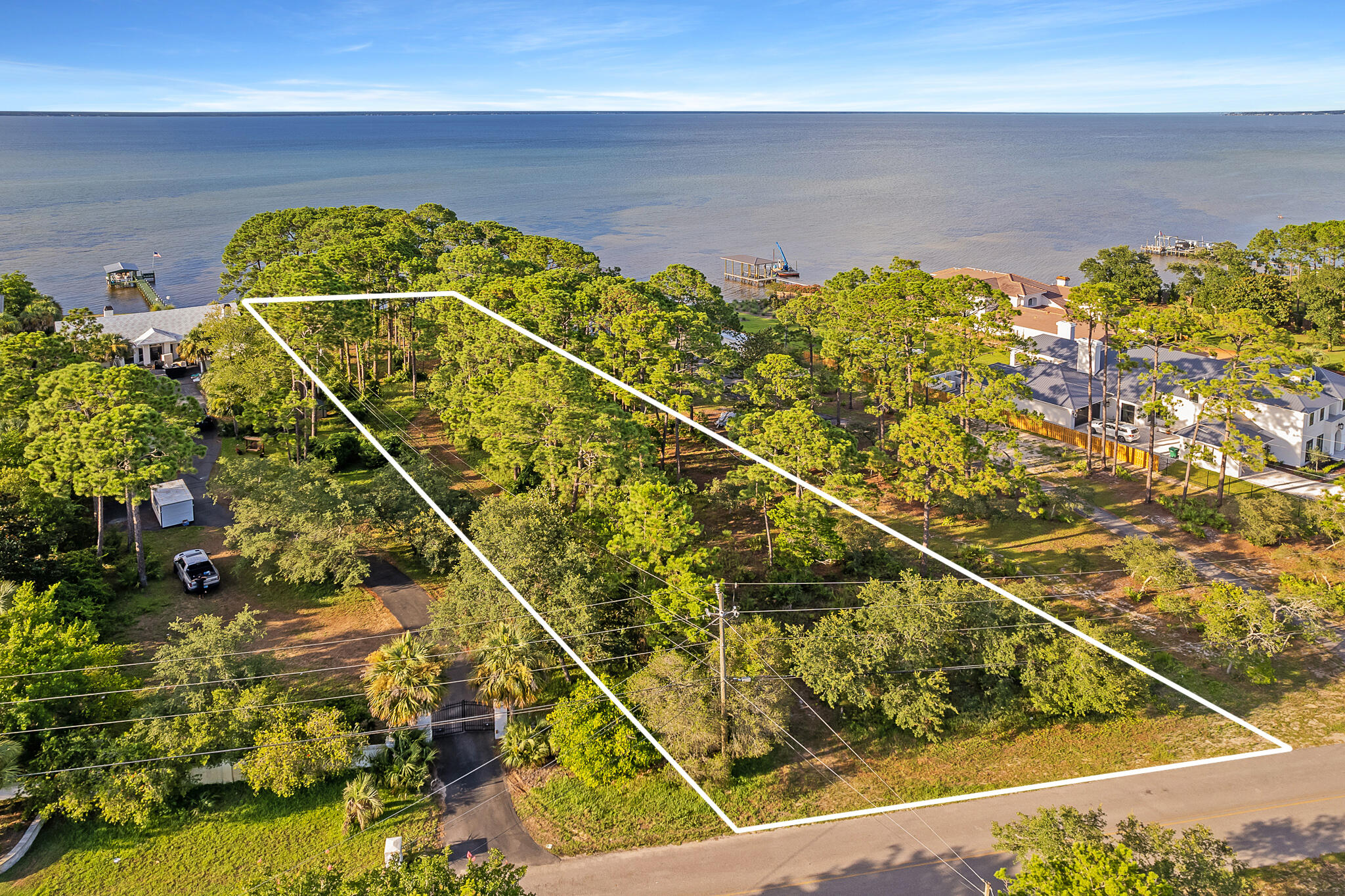 WHISPERING OAKS - Land