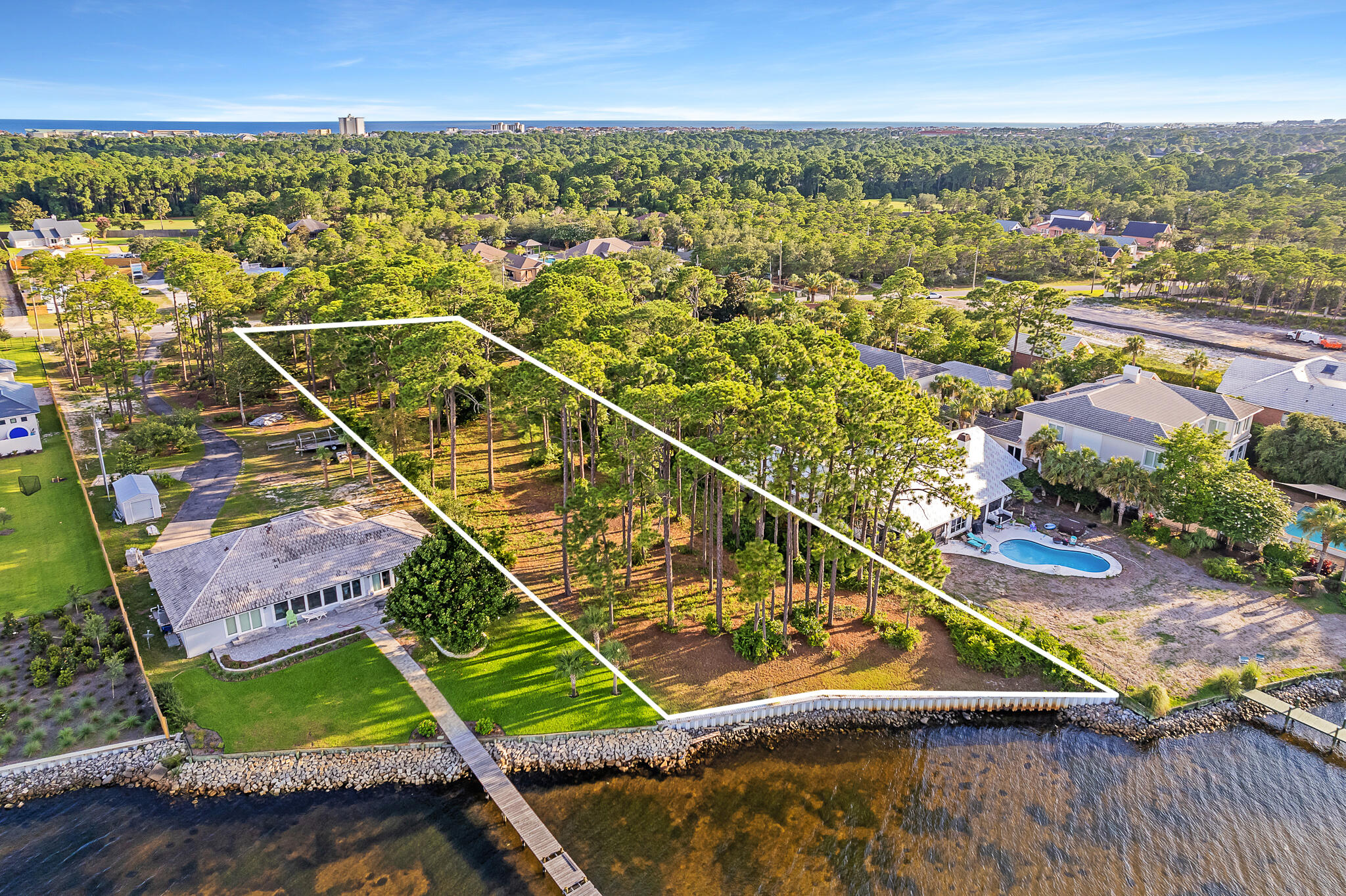 WHISPERING OAKS - Land