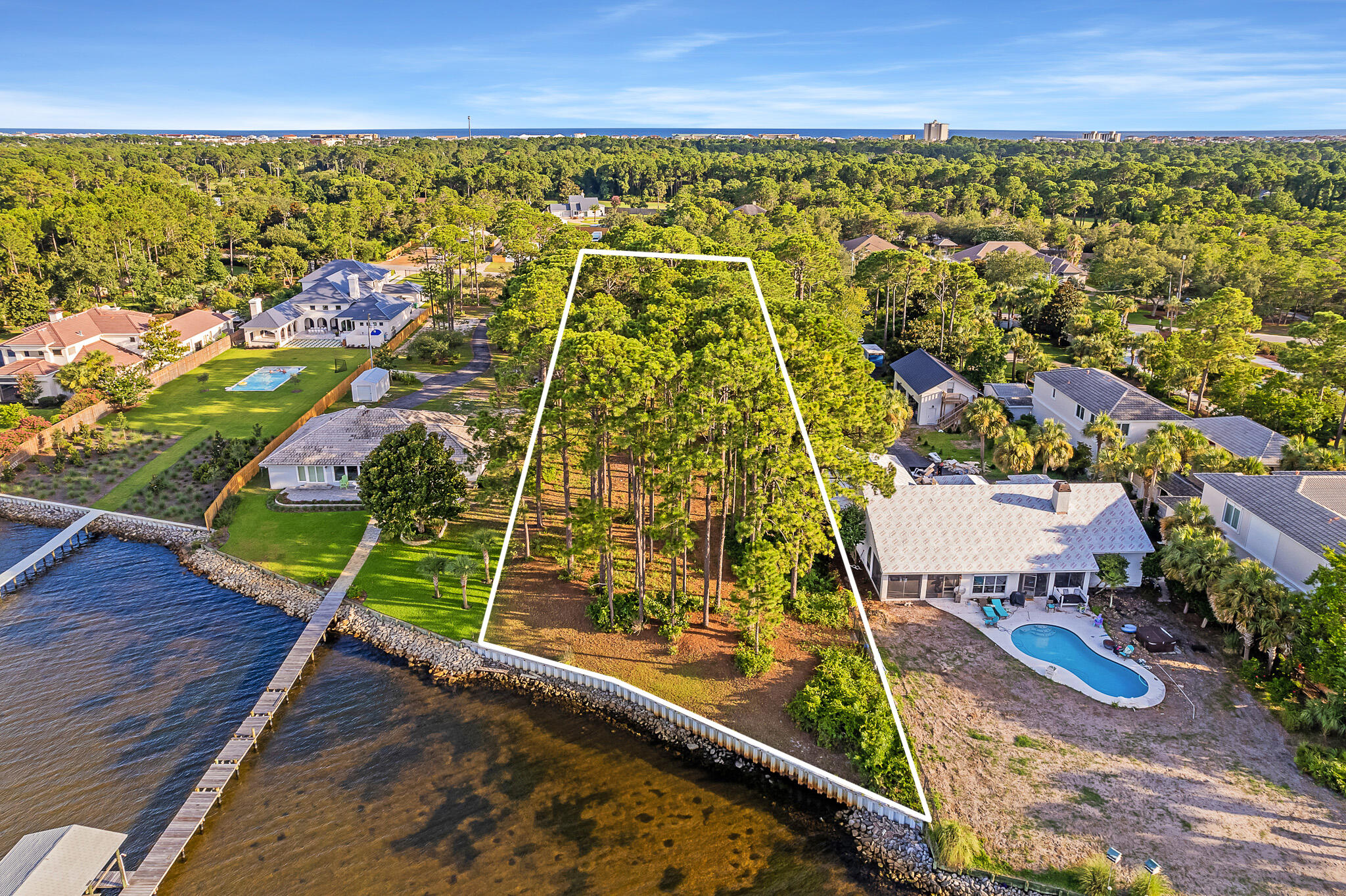 WHISPERING OAKS - Land