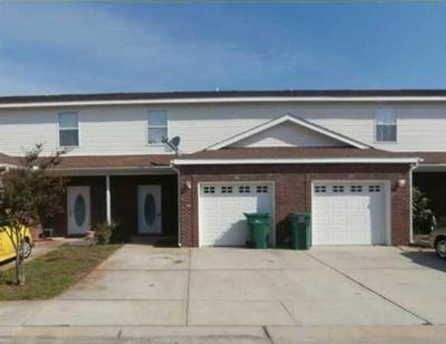 3 bedroom/ 2 1/2 bath townhome with one car garage in the heart of Destin. Close to shopping.