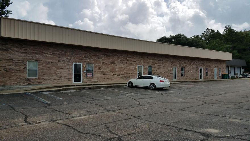 1500 Sq ft - Flex Space Warehouse and Front Office12 Commerce Drive, Suite D, Destin, FL 32551 Office space up front with front walk through door entrance. Warehouse space in back with both 8 foot row-up and walk through back doors. Unit is insulated and has heating & air conditioning. Electricity/Power 220v Single Phase Water/Sewer/Trash/Grounds = Part of CAM.