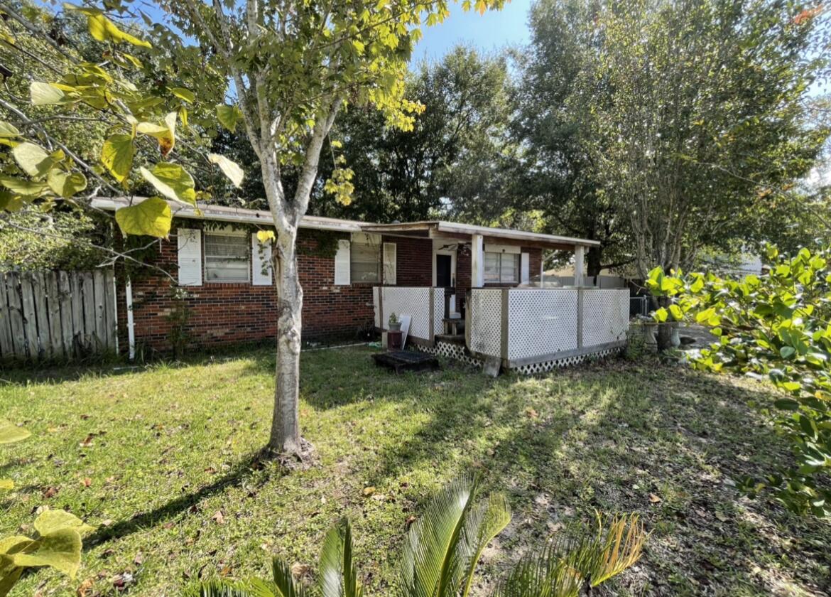 ATTENTION INVESTORS! CASH OFFERS ONLY! 4 Bedroom / 2 Full Bath Home in a Great Neighborhood! Perfect for Flipping or Just a GREAT Investment at this Price! Convenient to Both Eglin AFB and Hurlburt Field and only minutes from the Beach! Buyer to verify al Dimensions and Information!~