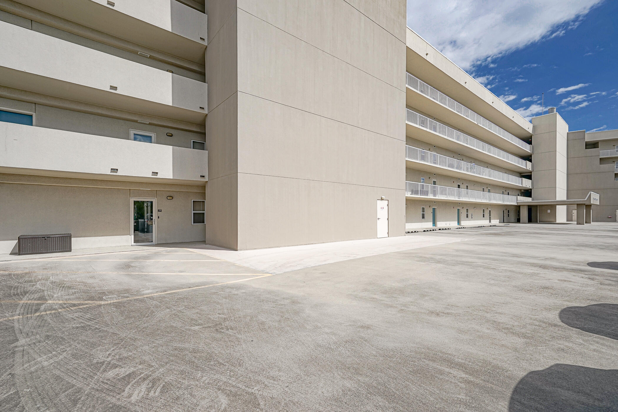 PALM COURT YACHT CLUB - Residential