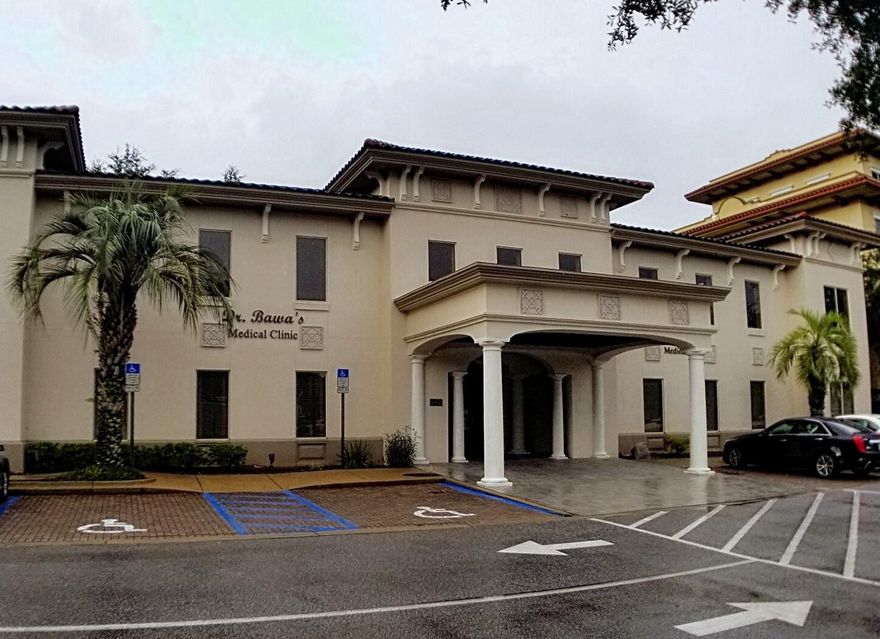 Class ''A'' professional office space located in the most prestigious office complex in Destin, Regatta Commons. Initial rate $18.50 for 1st year with a 2-year lease. This 2nd-floor unit of 496 sq ft located above Dr. Nitin Bawa's medical practice offices on the first floor, has ready to move-in offices for the professional needing prime space in the center of Destin. Regatta Commons is centrally located in Destin's financial district close to shopping centers, banks, residential communities of Regatta Bay and Kelly Plantation and Destin Middle. Landlord provides all utilities and maintenance with terms of the lease except for cable, internet, and telephone. Available immediately.