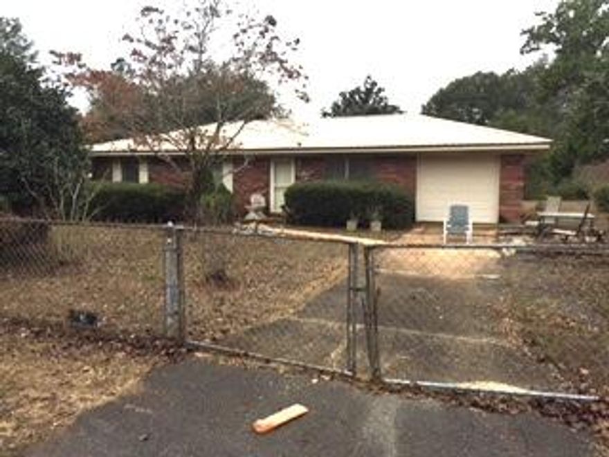 CUTE LITTLE HOUSE, BRICK, WITH METAL ROOFING, LIVING ROOM, KITCHEN & DINING WITH PANTRY, 3 BEDROOMS 1.5 BATHROOMS & 1 CAR GARAGE.
SOME OF THE FEATURES, ELEC STOVE, ELEC HOOD, SIDE BY SIDE FRIDGE, SMALL ISLAND IN THE KITCHEN, ATTIC IN GARAGE, DOES NEED SOME UPDATING IN THE BATHROOMS, THE OWNER IS GIVING A $2,350 FLOORING AND PAINT ALLOWCE. ALL CLOSETS ARE A DECENT SIZE. THE FRONT AND BACK YARD IS VERY SPACIOUS, WITH LOTS OF BEAUTIFUL TREES.
OWNER IS STILL IN THE PROCESS OF MOVING OUT AND PACKING UP THE FURNITURE, SO PLEASE KEEP THIS MIND WHEN SHOWING.
