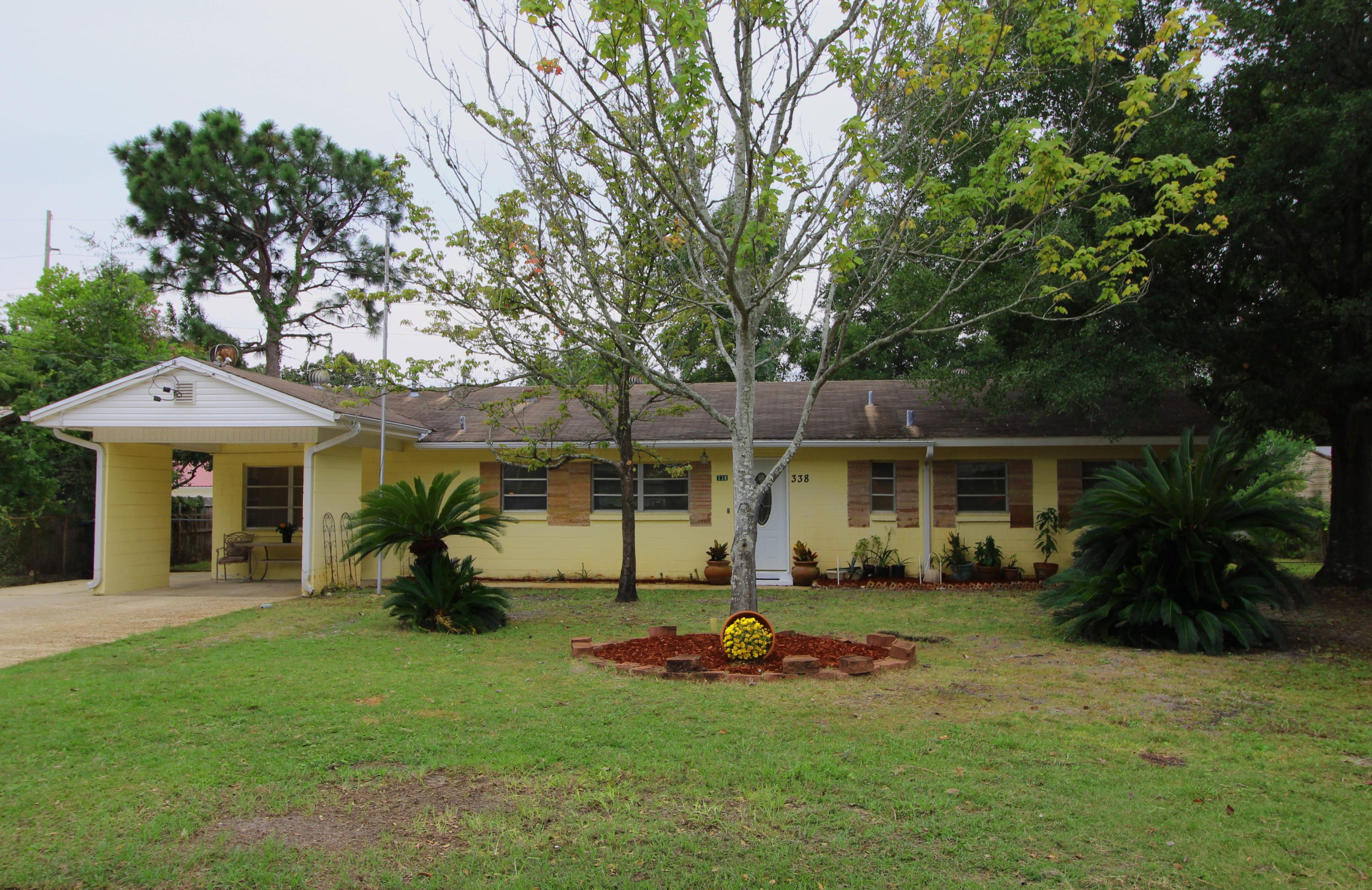 HOME SWEET HOME! FANTASTIC HOME SITUATED IN THE HEART OF FORT WALTON BEACH! Spacious living area with crown molding, beautiful laminate flooring and sliding glass doors that lead out to the Florida room. Dining area has chair railing and opens into the living room making entertaining a breeze. Light and bright kitchen with lots of cabinets, lots of counter space, appliances include a 5 burner gas cooktop and double wall oven. Have your morning coffee in your breakfast area. Large laundry room with a utility sink and lots of shelves for extra storage. Large master bedroom with a walk-in closet. Master bath has double vanities, new extra tall toilets and a custom tiled shower. Two good size bedrooms and a full bath complete this perfect package. All copper wiring throughout.