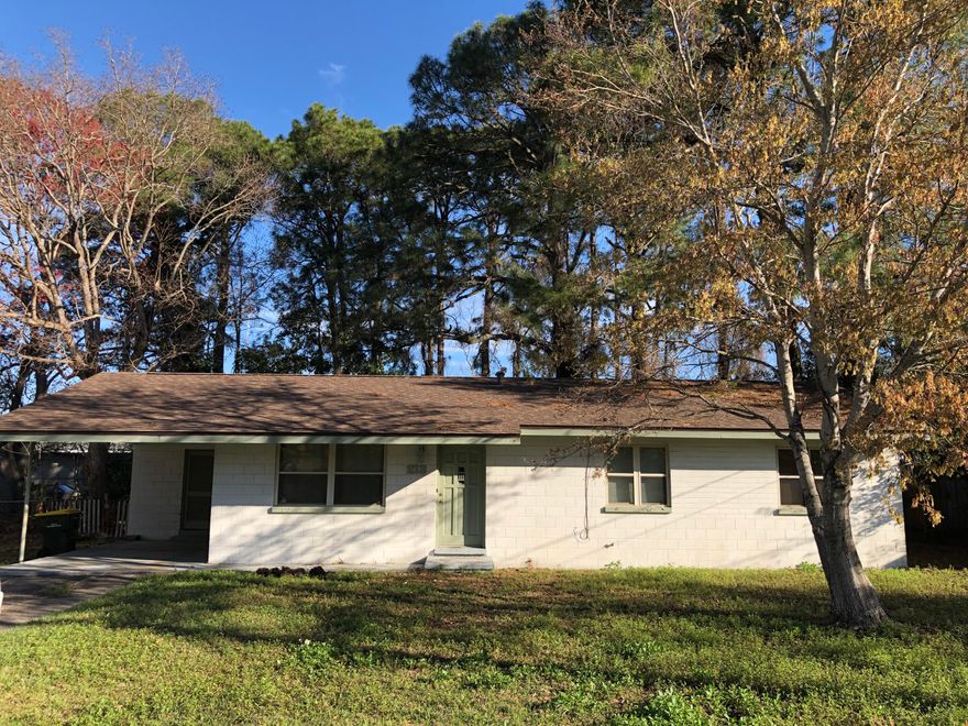 Put your finishing touches on this 3 bedroom, 1 1/2 bathroom Seabreeze family home. Situated on .24 acres, this home features a new roof, new water heater and newer A/C. It's location can't be beat! Minutes to the beach, Hurlburt, downtown Fort Walton, and Eglin Parkway. Come see it today!