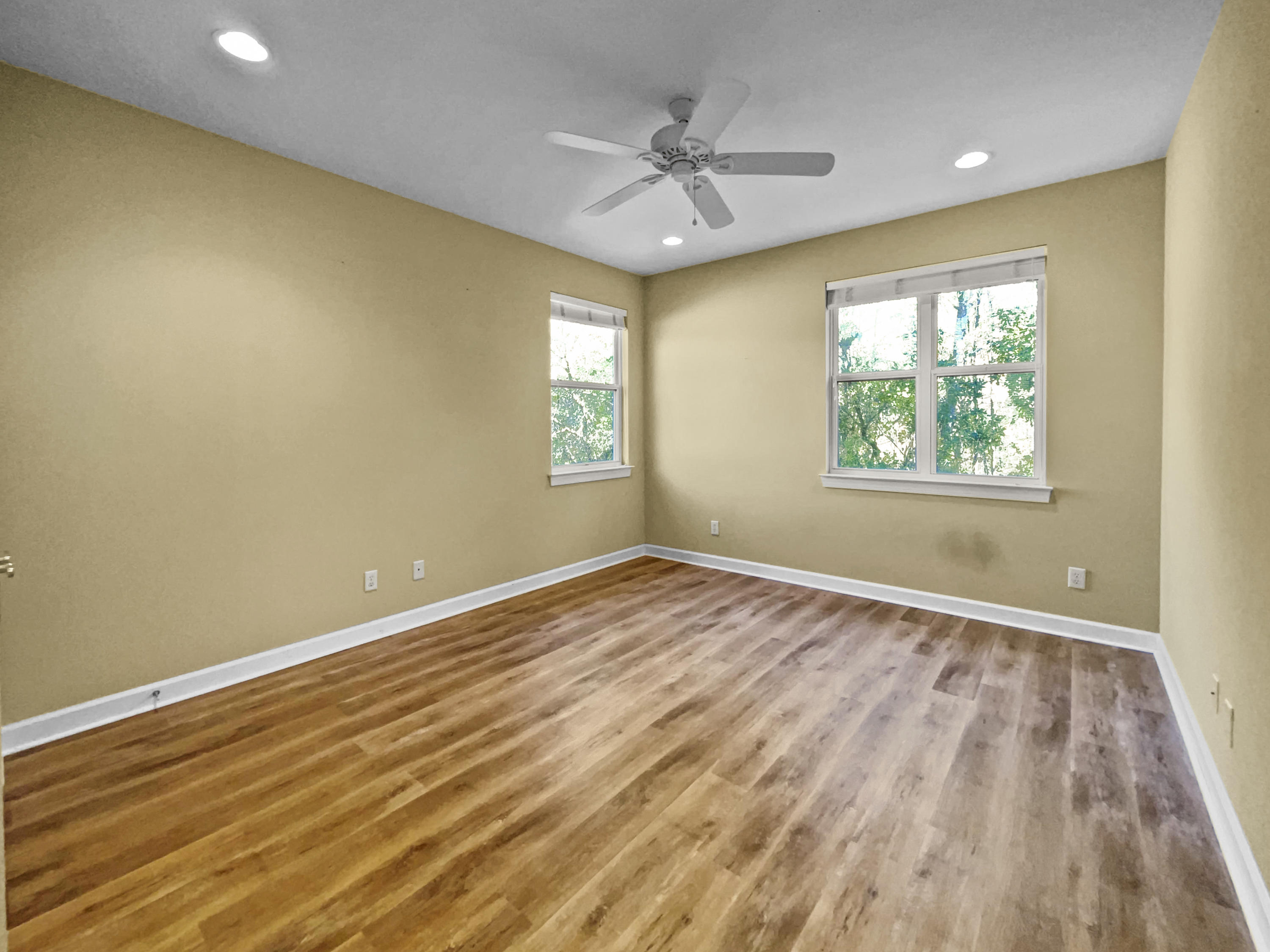 CRYSTAL LAKE - Residential