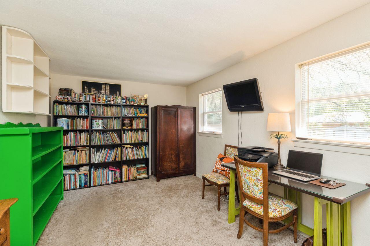 ELLIOTTS POINT - Residential