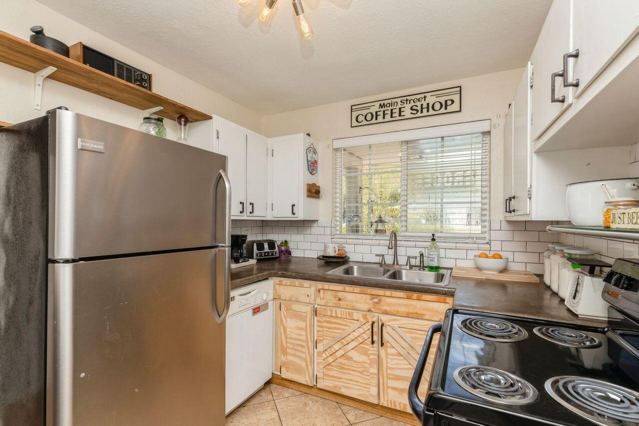 ELLIOTTS POINT - Residential