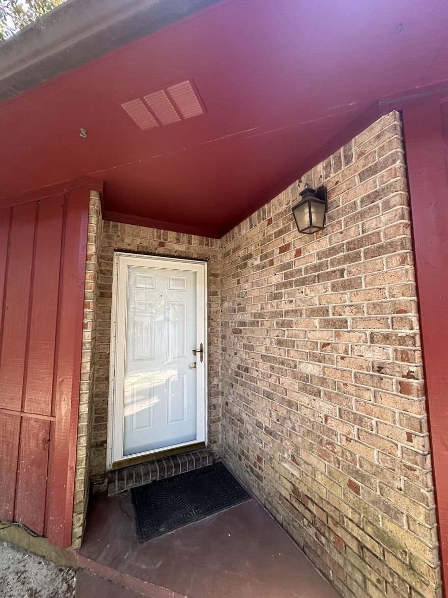 Charming 2-bedroom, 2-bathroom townhouse located in Fort Walton Beach. Featuring a mix of tile and carpet floors throughout, this townhouse provides a comfortable and stylish living space. Step outside to enjoy the screened patio, perfect for relaxing or entertaining guests. The spacious yard offers plenty of room for outdoor activities. Call for a showing today!