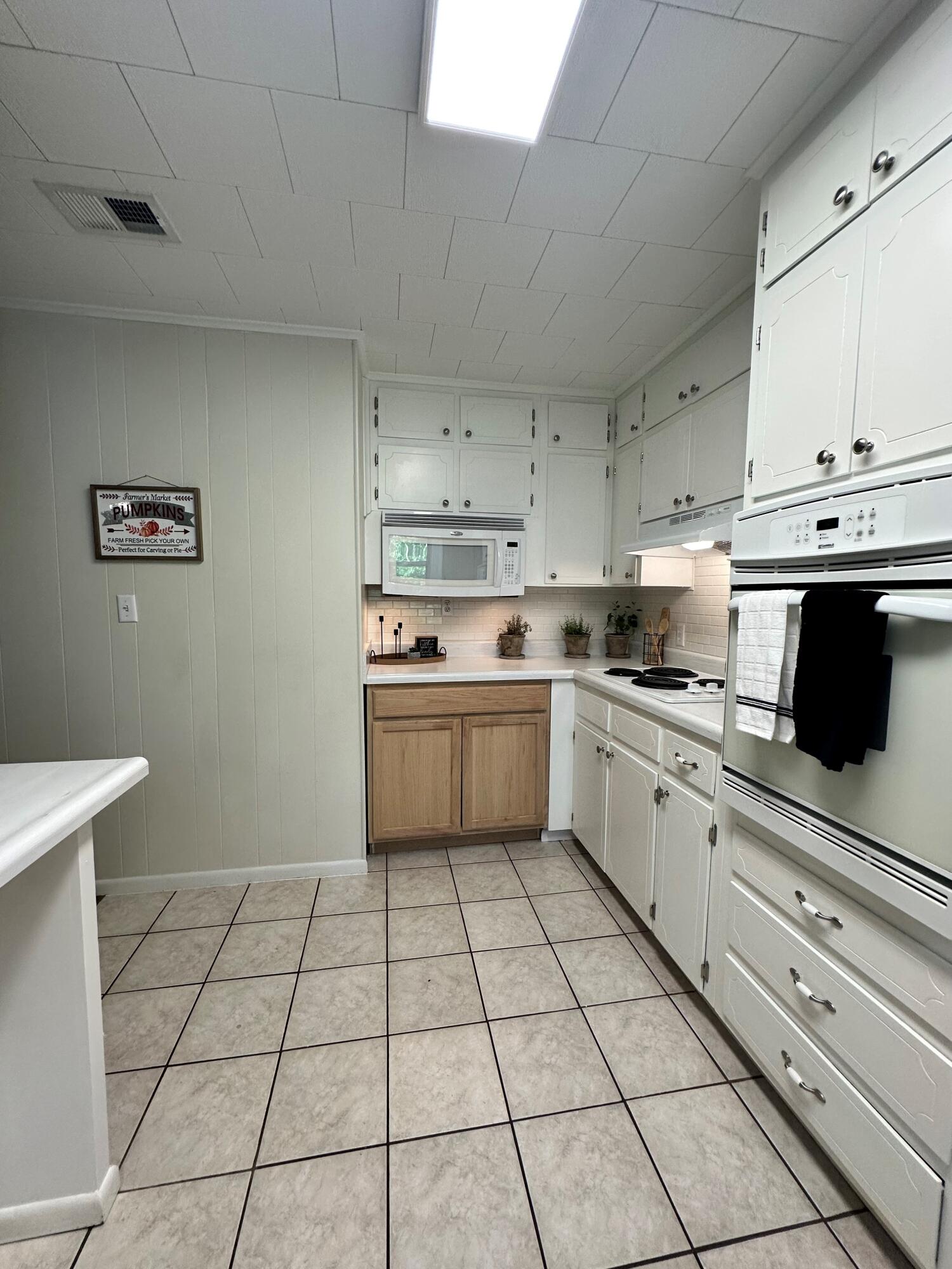 TEN LAKE ESTATES UNIT 1 - Residential