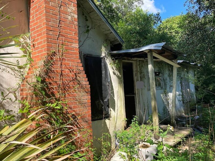 Investors Special!! Lots of potential for a great rental 2/1 1147 sq ft with over an acre of land.
The house will need some work to be in rent ready condition.
Don't miss out this one won't last long at this price the land is worth it alone.