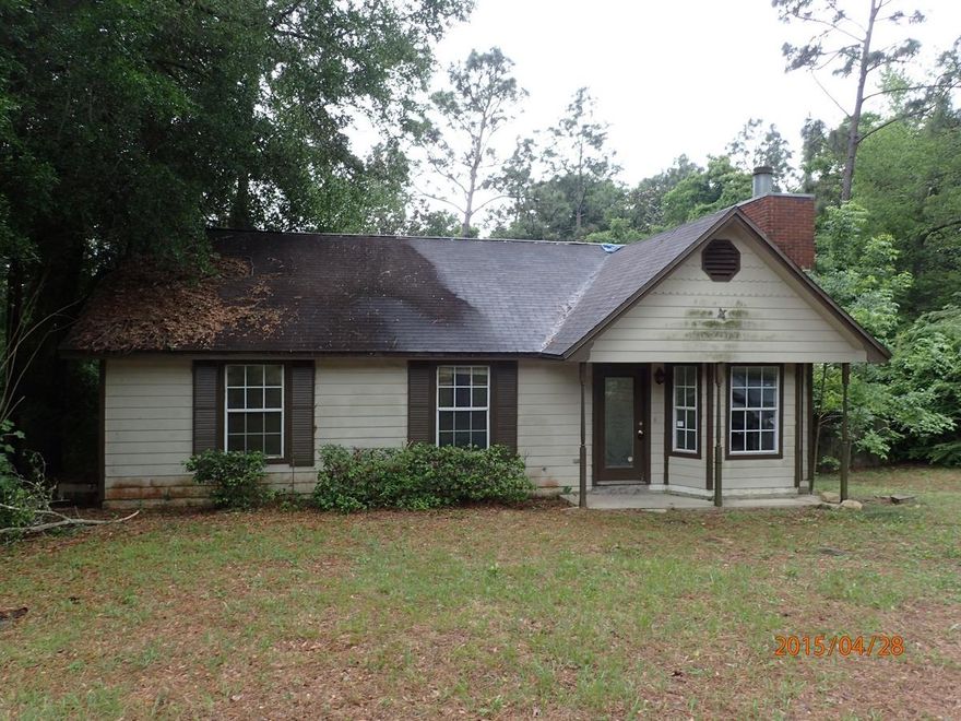 This REO property is located in the North End of Crestview, just mins from grocery shopping and the High School, this 3 bedroom 2 bath home was built in 1986 and comes with vinyl siding and fenced back yard. Inside you will find a fireplace, open kitchen with dining area and indoor laundry. Home will not qualify for all types of financing. Call today for your viewing!