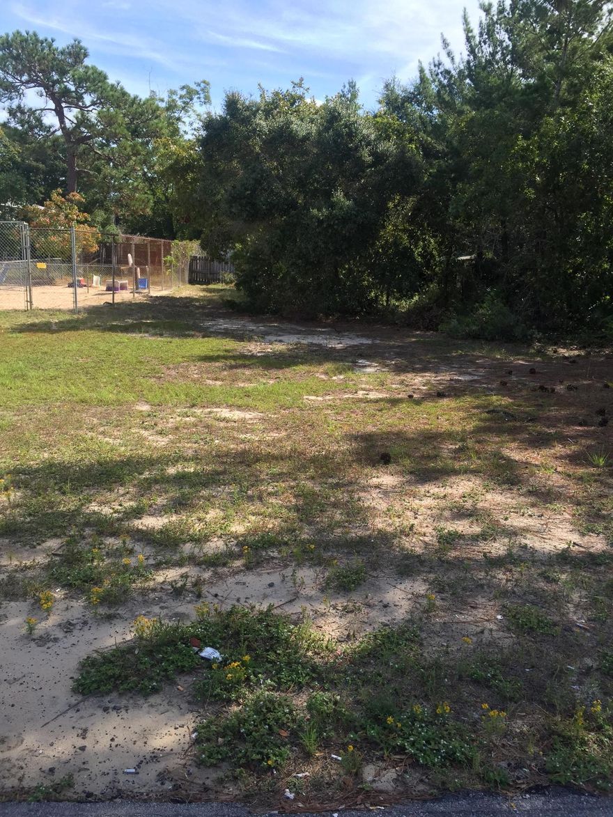 Great potential for family homes, close to town, shopping, and recreation for kids. Perfect spot for someone wanting to build some new townhomes or small single family homes. Great community for families. Don't miss out on this opportunity. 5 lots available on this block.Listing agent is related to seller.