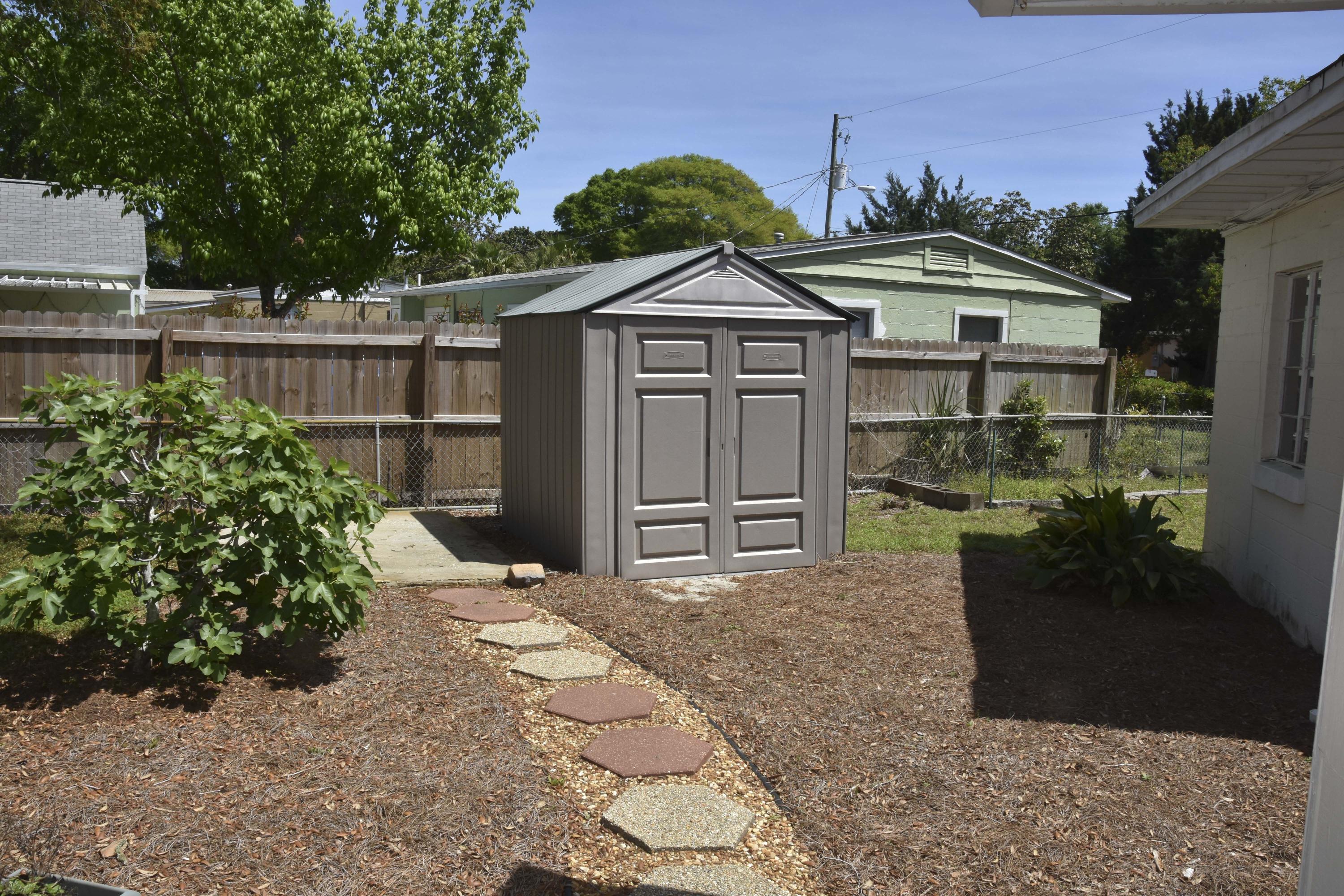 ELLIOTTS POINT - Residential