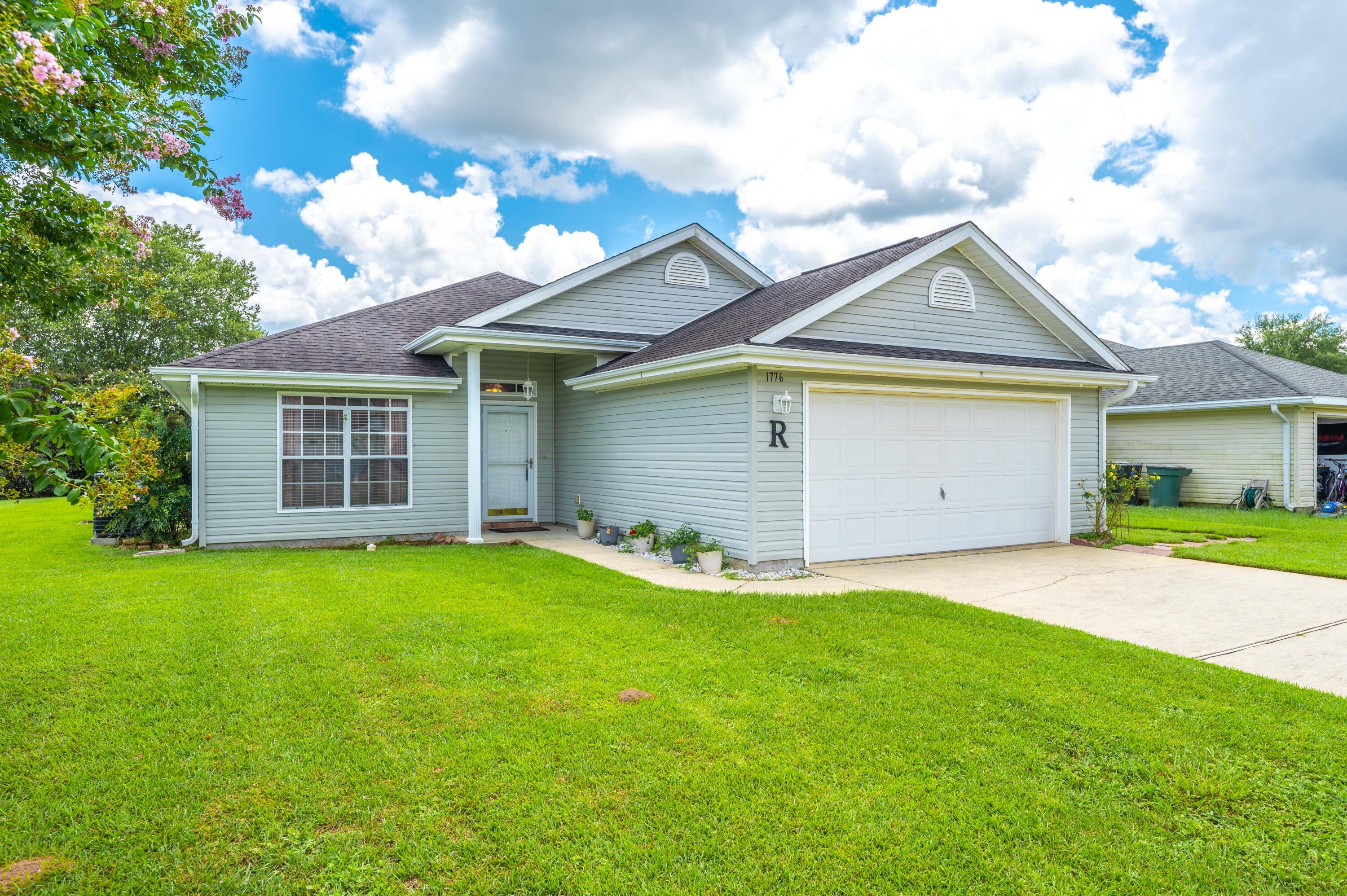 Situated on a corner lot in the community of Bentley Oaks, this spacious home offers a over-sized dining area, large primary suite and screen enclosed patio. The kitchen comes equipped with stainless steel appliances, fridge with ice and water dispenser, breakfast bar, desk workspace and a pantry. You'll enjoy the hardwood floors and open floor plan with a fully fenced back yard with a privacy fence. With plenty of room to add a pool, you can make this space your very own! The primary suite is suitable for a King-sized bed and even room for a Peloton or home office space. The bathroom has a double vanity and a walk-in closet. Other mentionable features are neighborhood sidewalks,  rain gutters, glass storm door on the front door, high ceilings in the living room, blinds throughout and addi