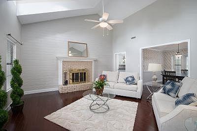 MARY ESTHER MANOR - Residential