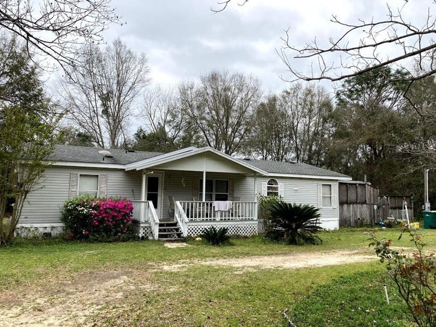 3BR/2BA MOBILE HOME ON A LARGE LOT IN CRESTVIEW!

This property will make a great family home or rental.

 

It is in a great quiet neighborhood with new construction popping up all around.

 

The house has a newer roof and HVAC system and an above-ground pool!
