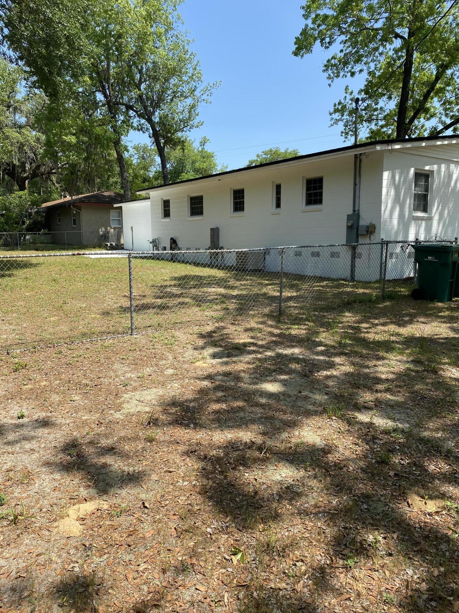 GREY MOSS POINT S/D LOT 6 BLK 6 - Residential