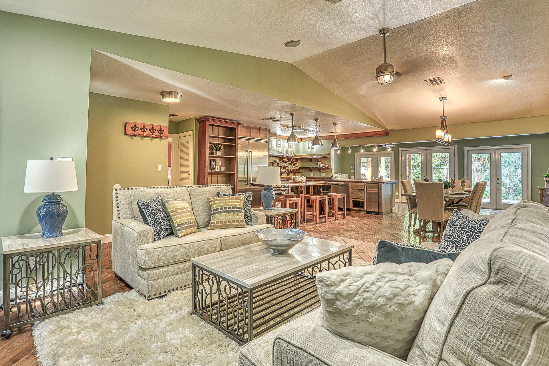 LAKESIDE VILLAGE - Residential