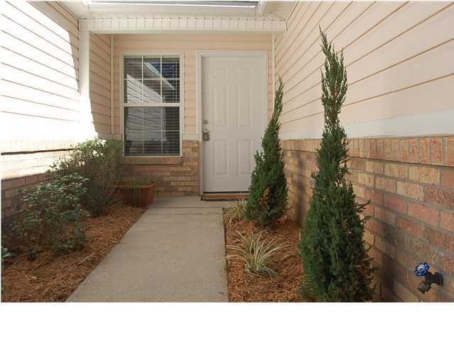 OAK PARK TOWNHOMES - Residential Lease