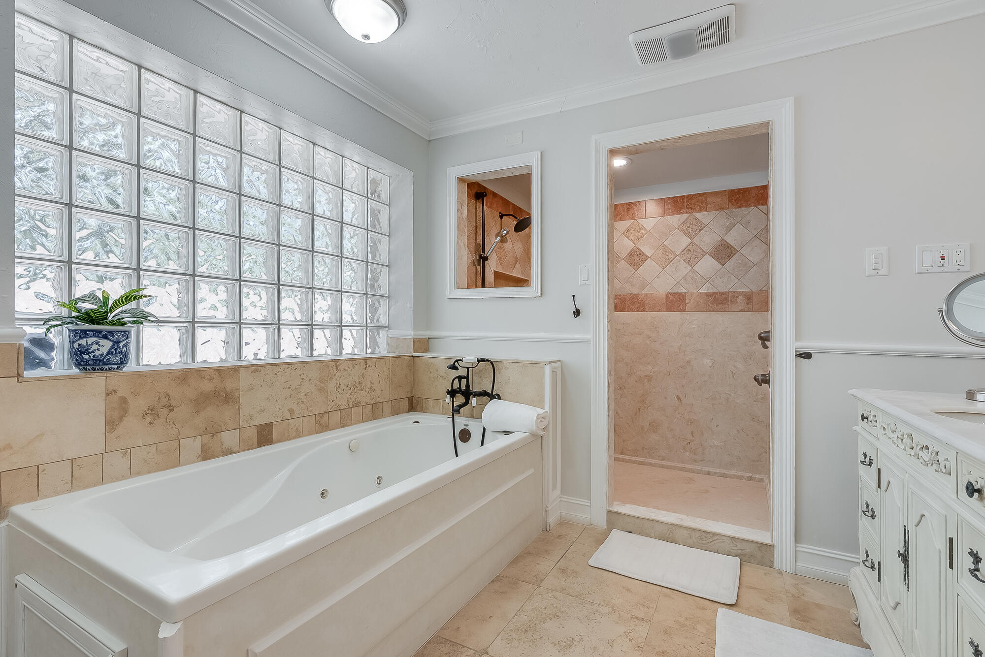 WHISPERING OAKS - Residential