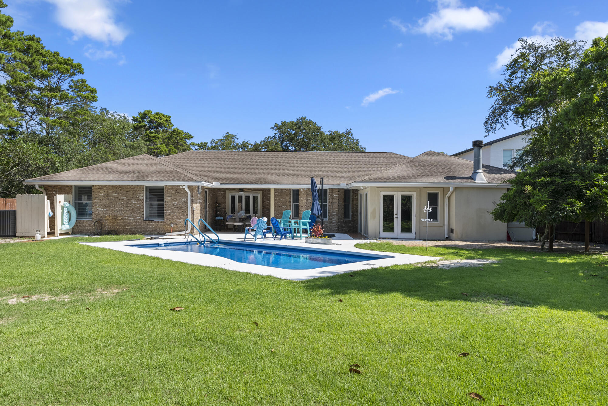 WHISPERING OAKS - Residential