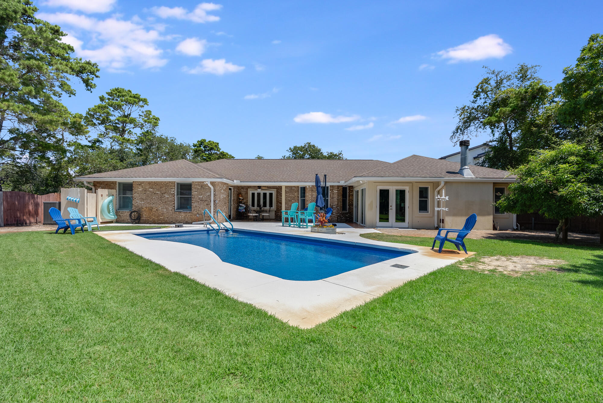 WHISPERING OAKS - Residential