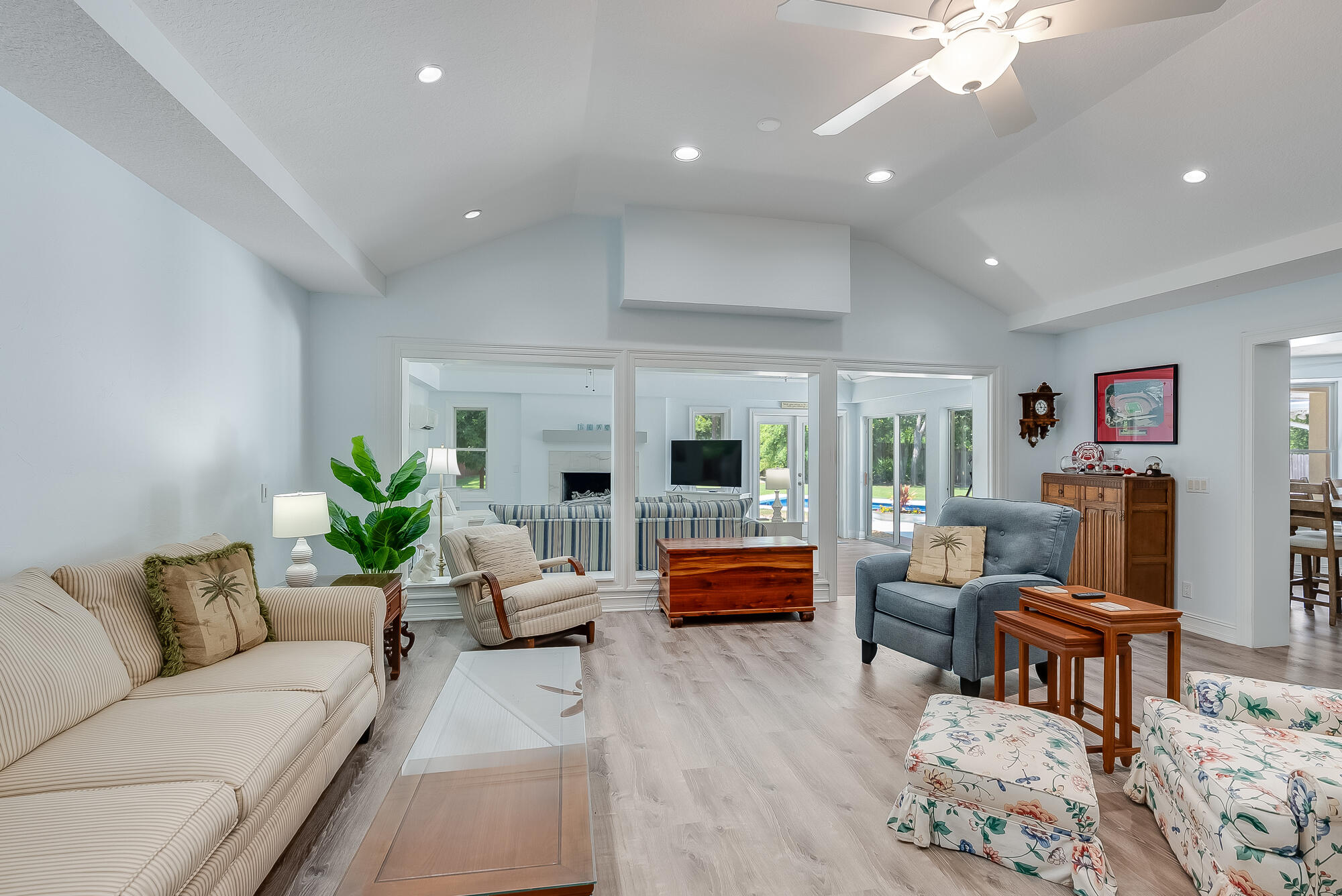 WHISPERING OAKS - Residential