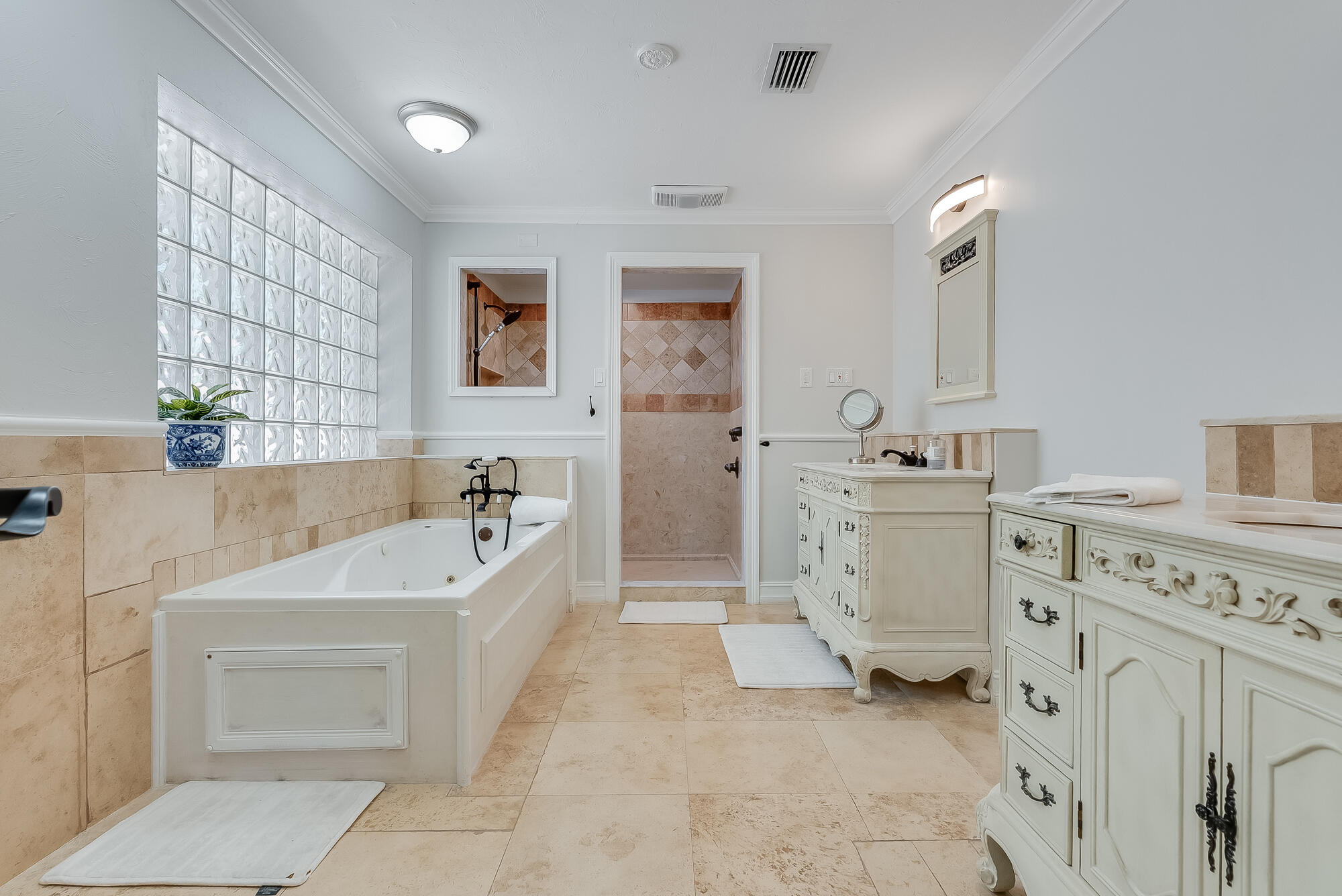 WHISPERING OAKS - Residential