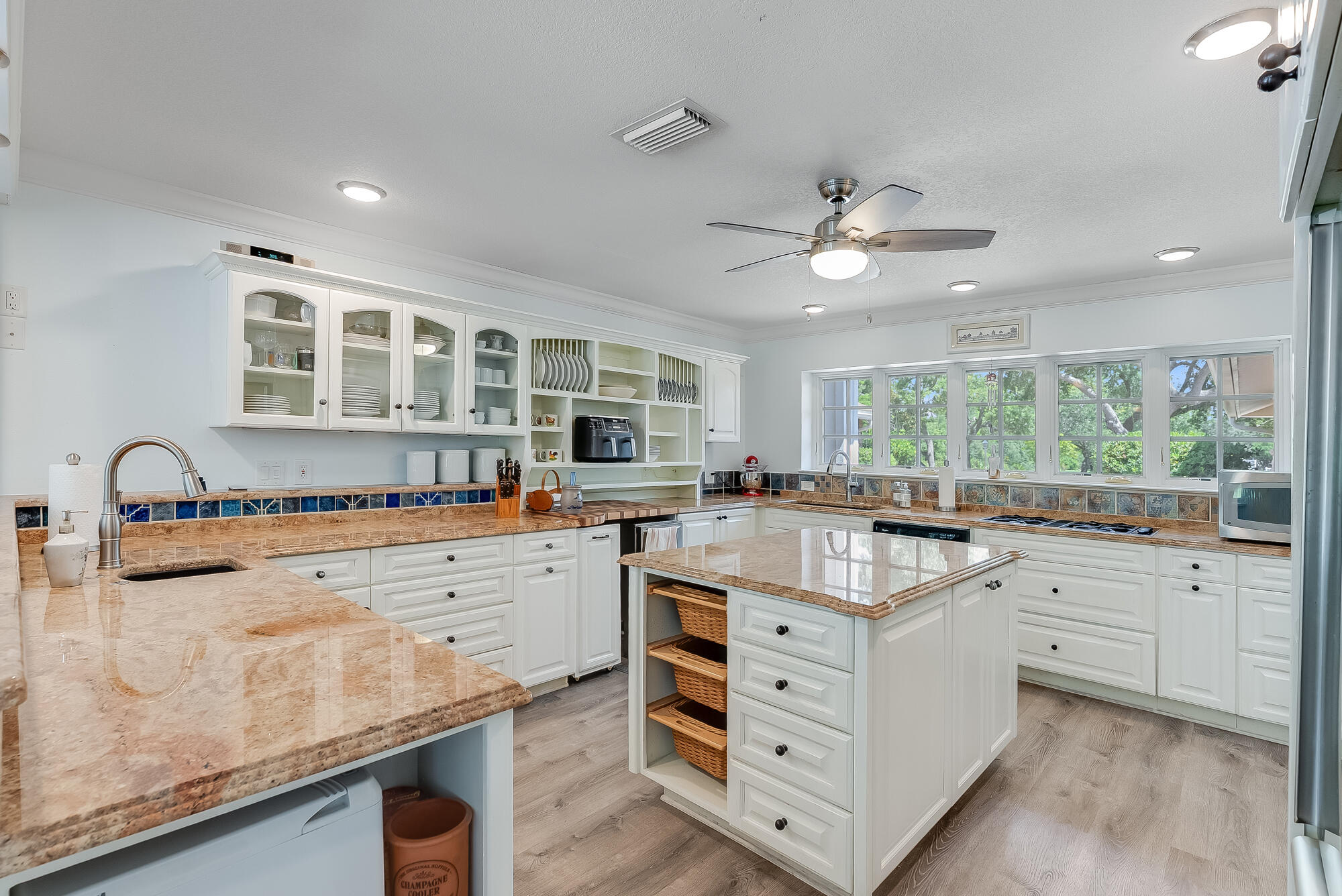 WHISPERING OAKS - Residential