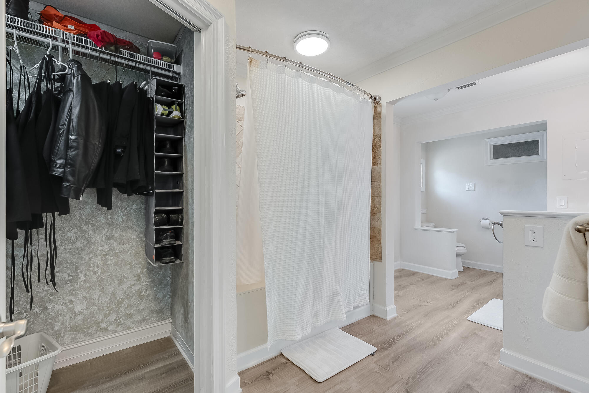 WHISPERING OAKS - Residential