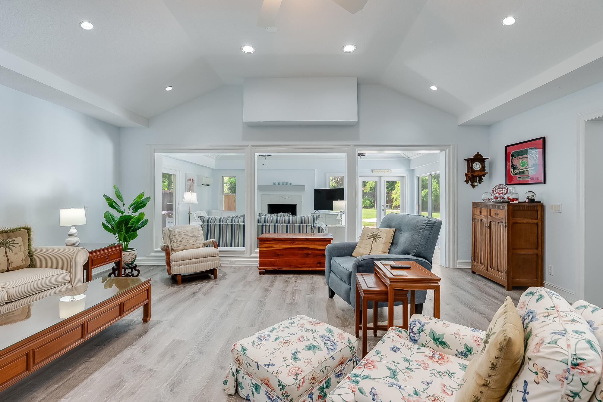 WHISPERING OAKS - Residential