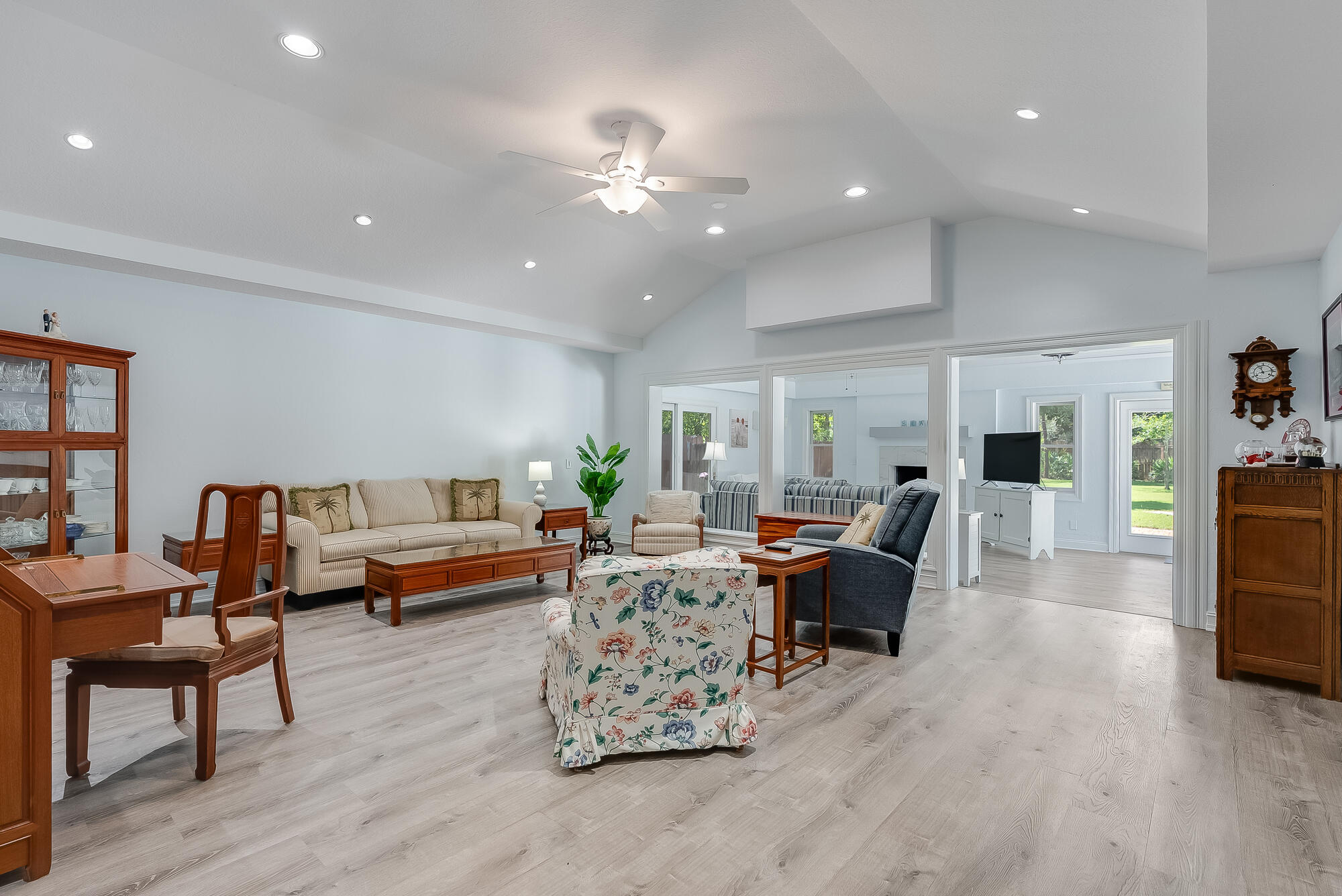 WHISPERING OAKS - Residential