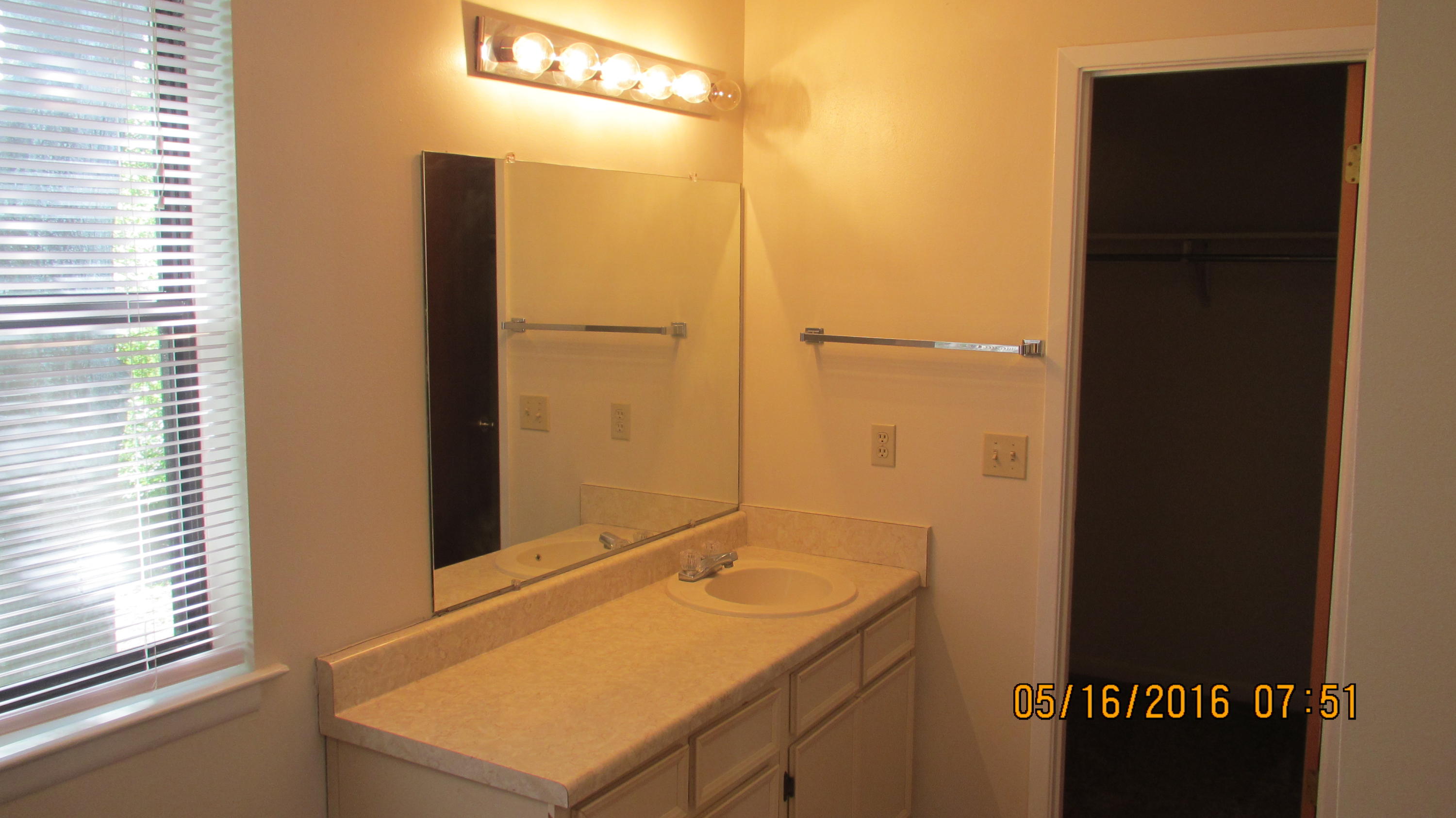 OAK TREE MANOR - Residential Lease